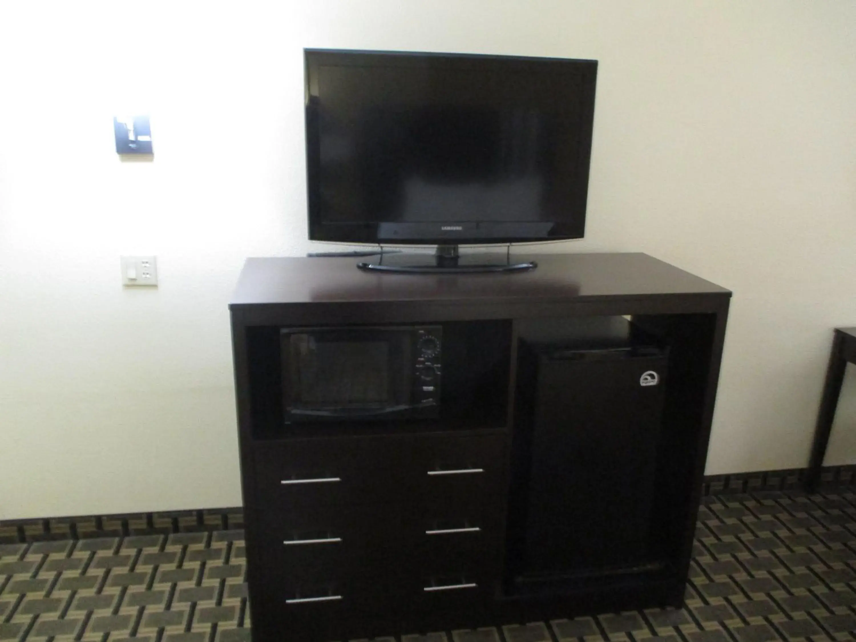TV and multimedia, TV/Entertainment Center in Days Inn & Suites by Wyndham Sam Houston Tollway