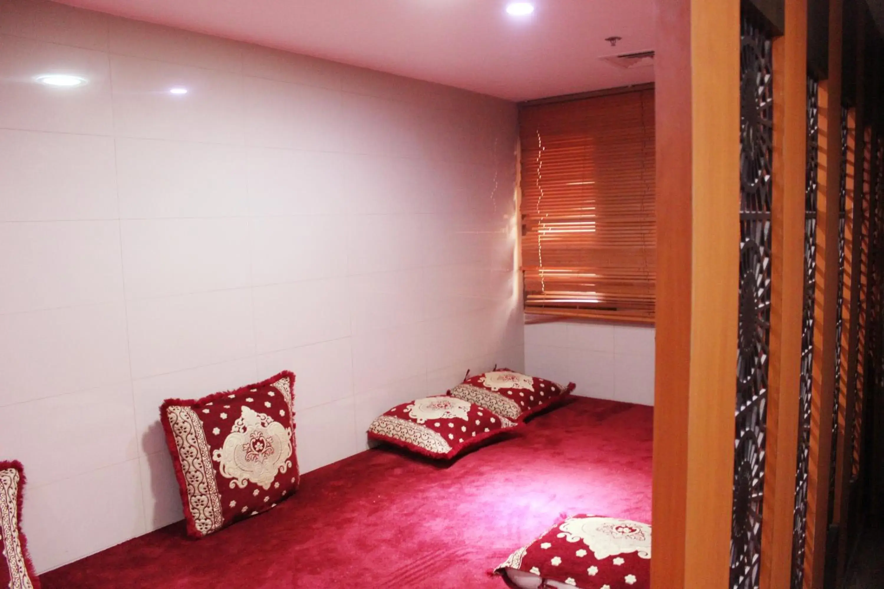 Restaurant/places to eat in Montreal Naif Hotel Restaurant/places to eat in Montreal Naif Hotel