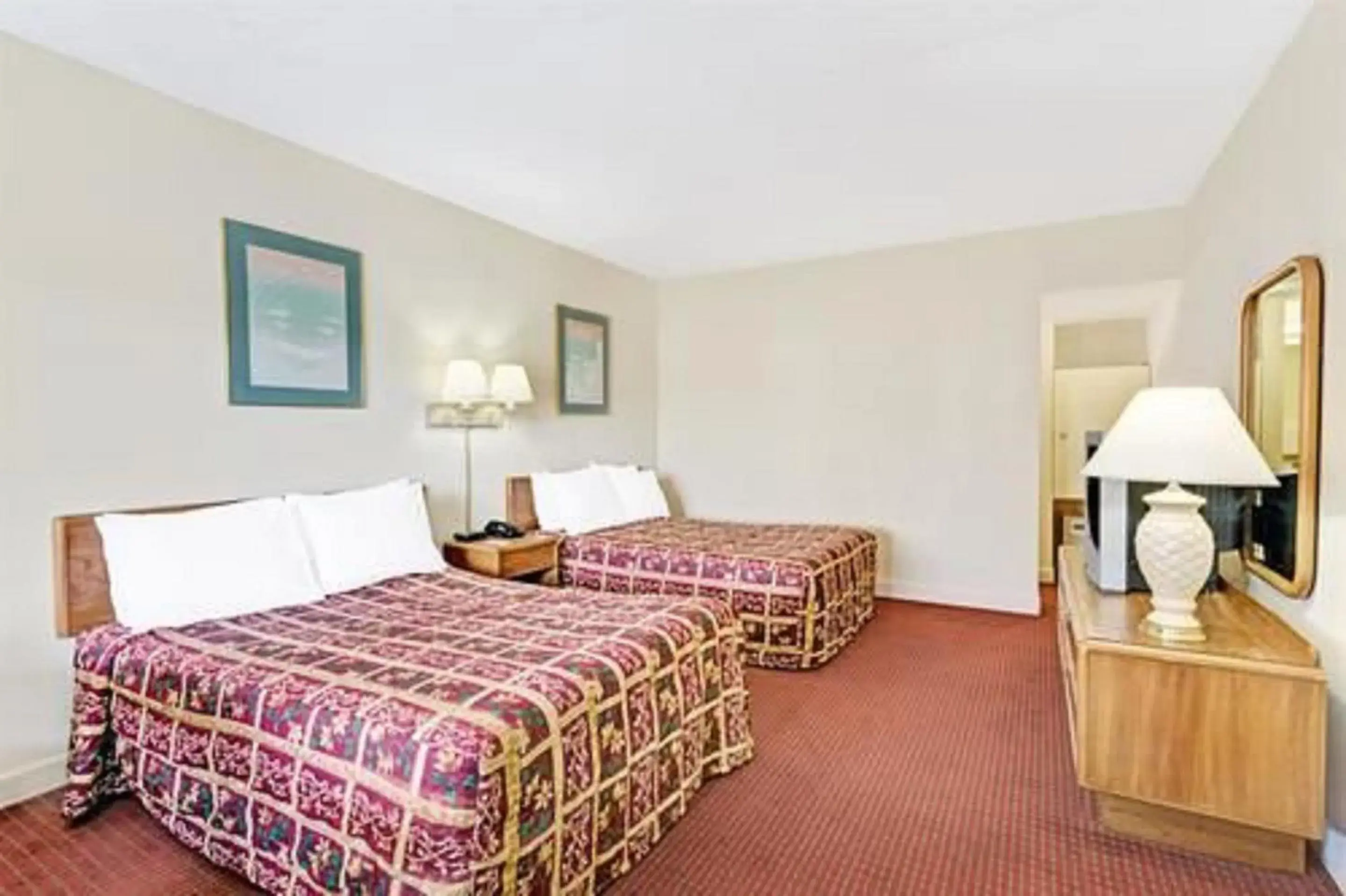 Photo of the whole room, Bed in Captain John Smith Inn Williamsburg