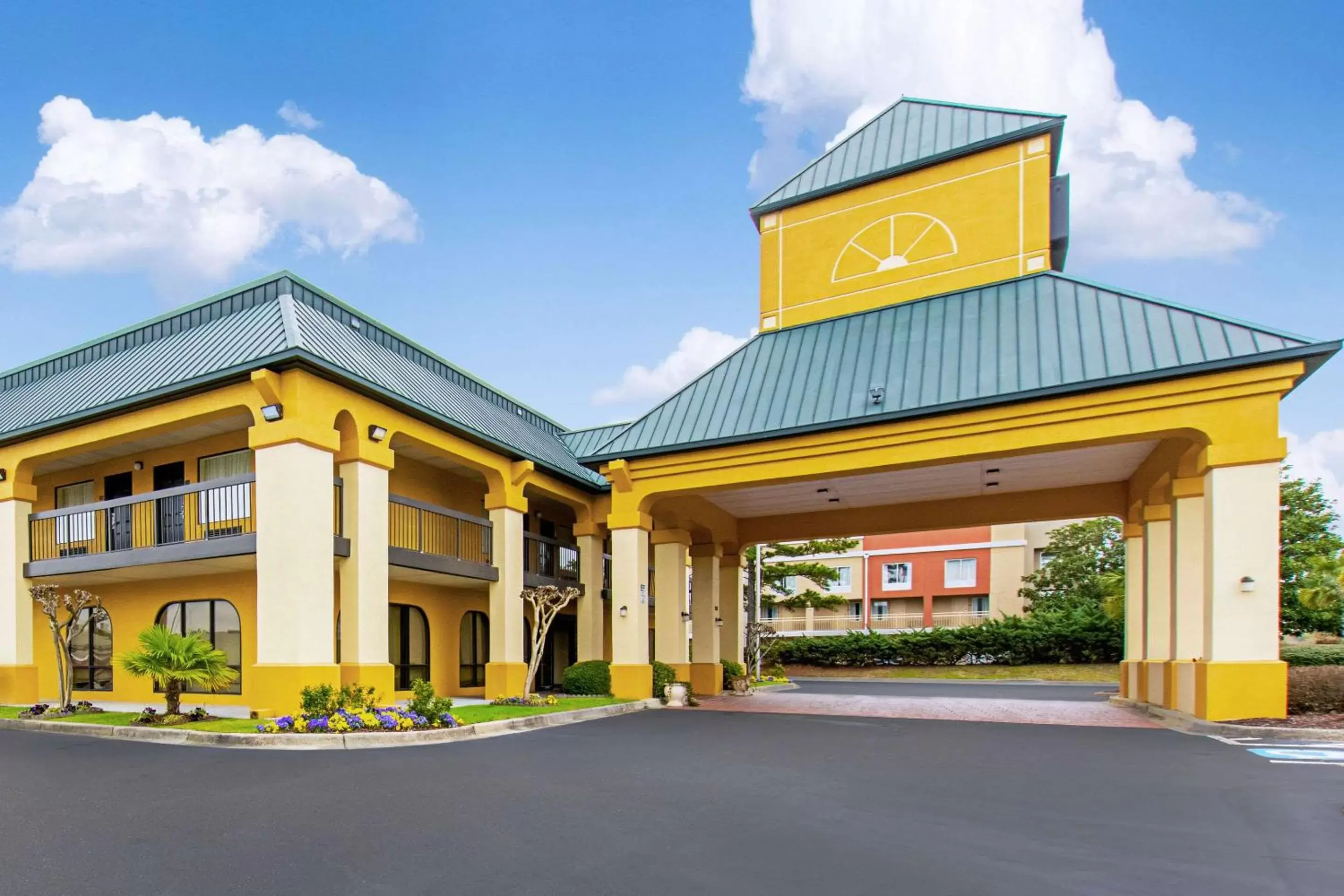 Property Building in Quality Inn & Suites Civic Center