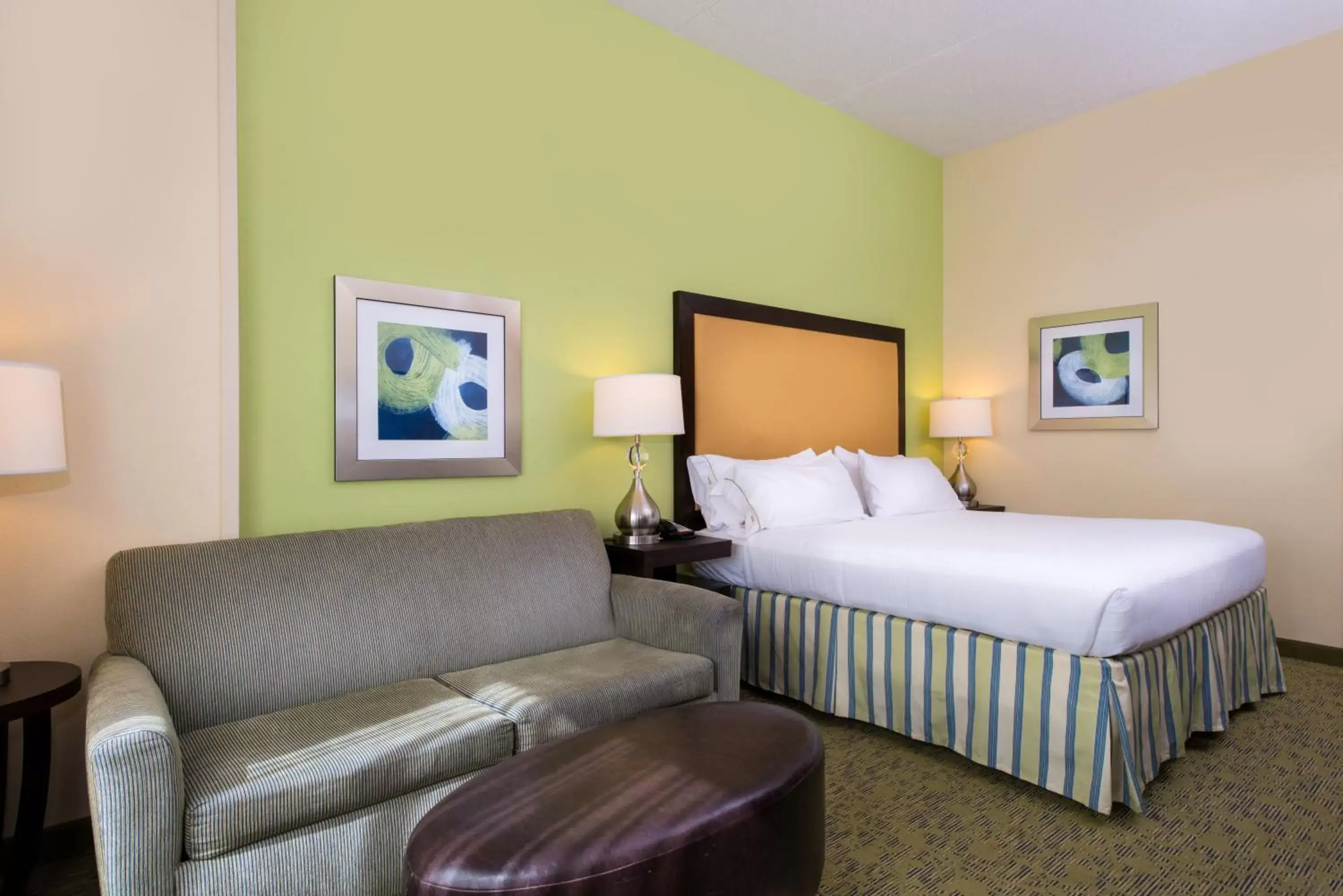 Photo of the whole room, Bed in Holiday Inn Express and Suites Dickson City, an IHG Hotel