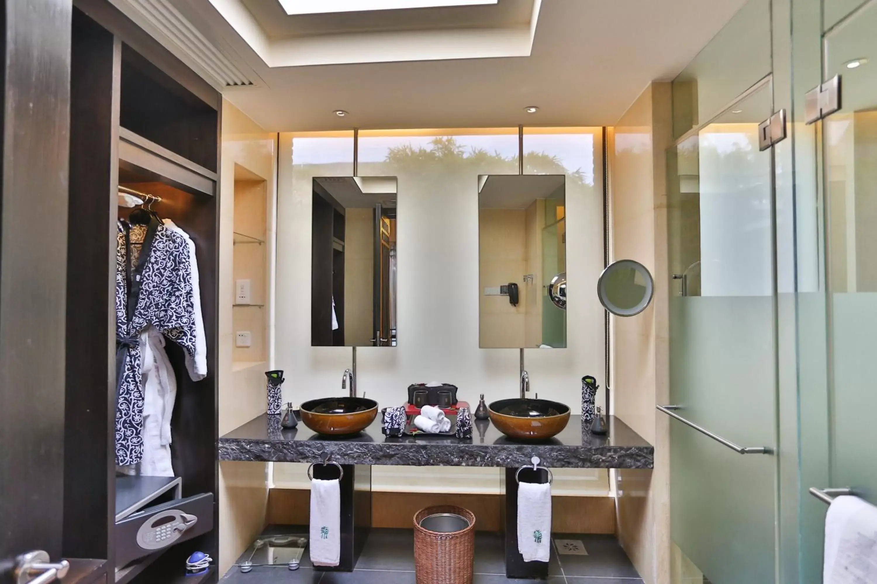 Bathroom, Dining Area in Banyan Tree Lijiang