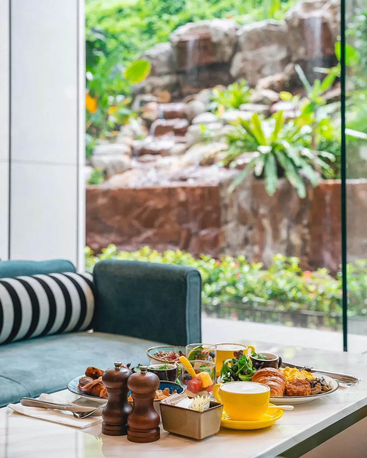 Lounge or bar in Furama RiverFront Lounge or bar in Furama RiverFront