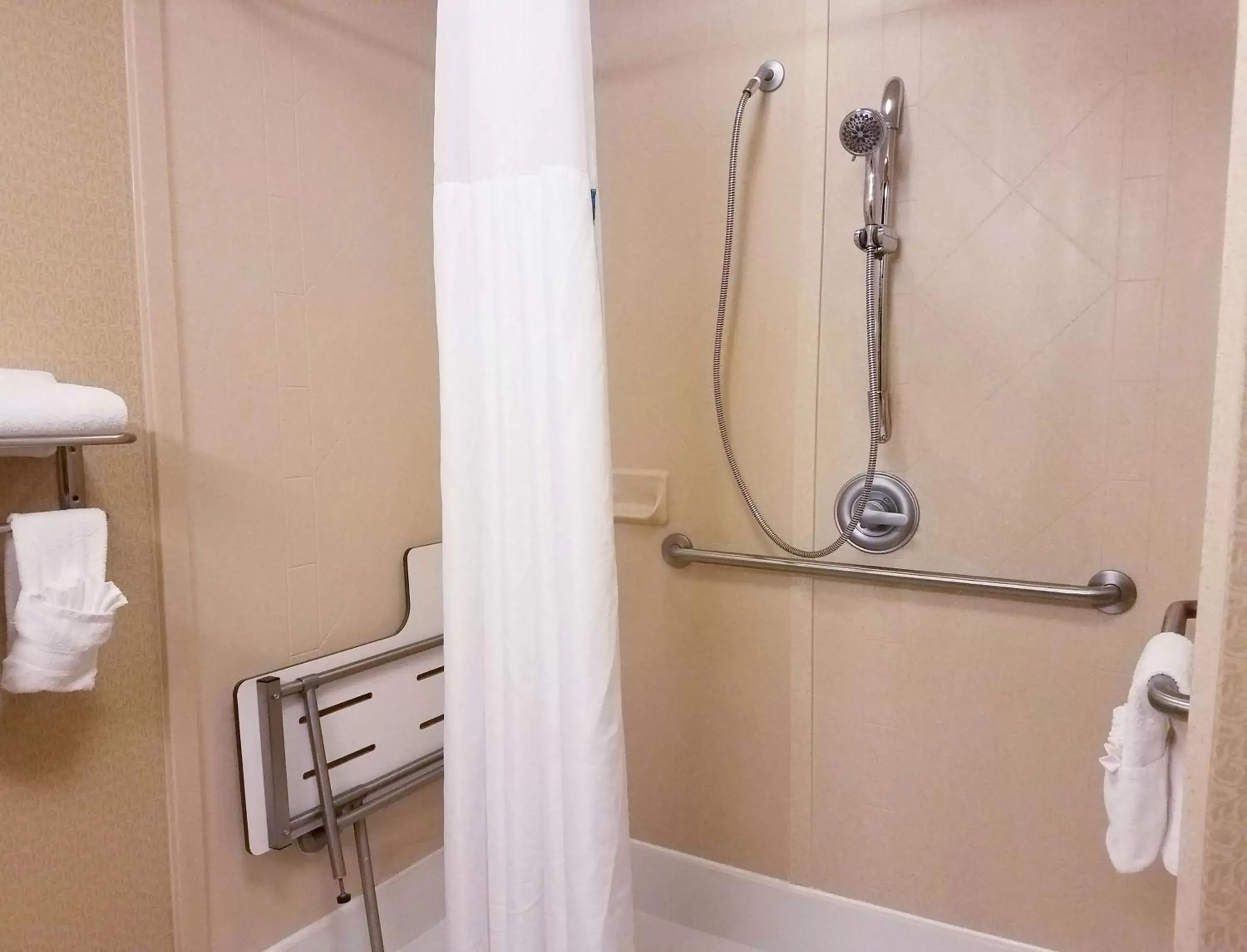 Bathroom in Hampton Inn & Suites Indianapolis-Airport