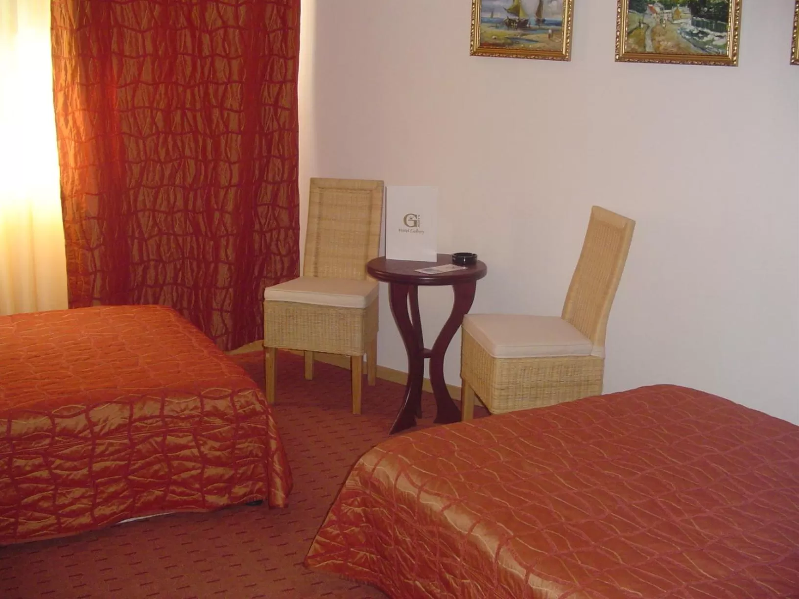 Communal lounge/ TV room, Bed in Family Art Hotel Gallery