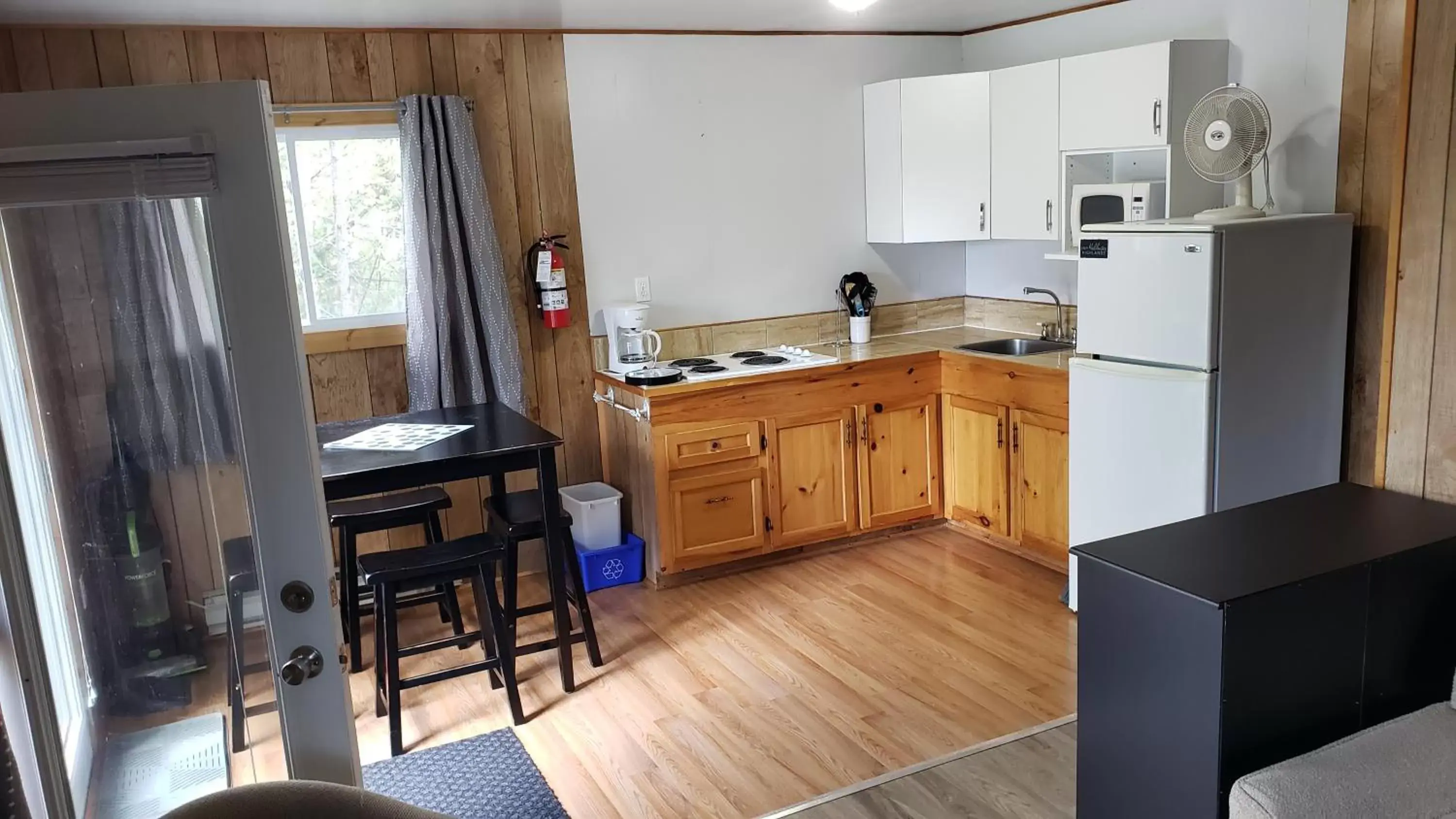 Kitchen/Kitchenette in Parkway Cottage Resort and Trading Post