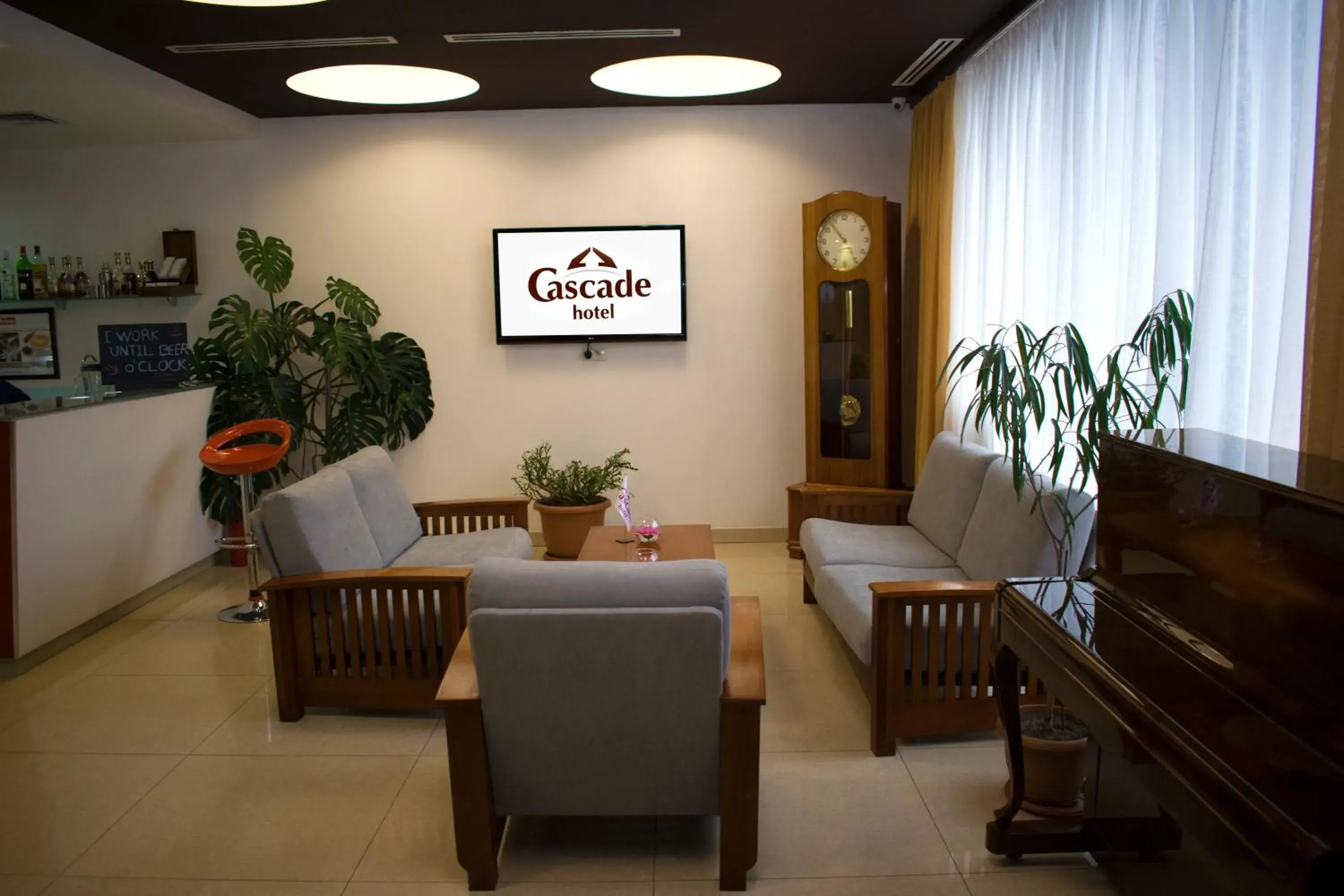 Lounge or bar in Cascade Hotel Lounge or bar in Cascade Hotel