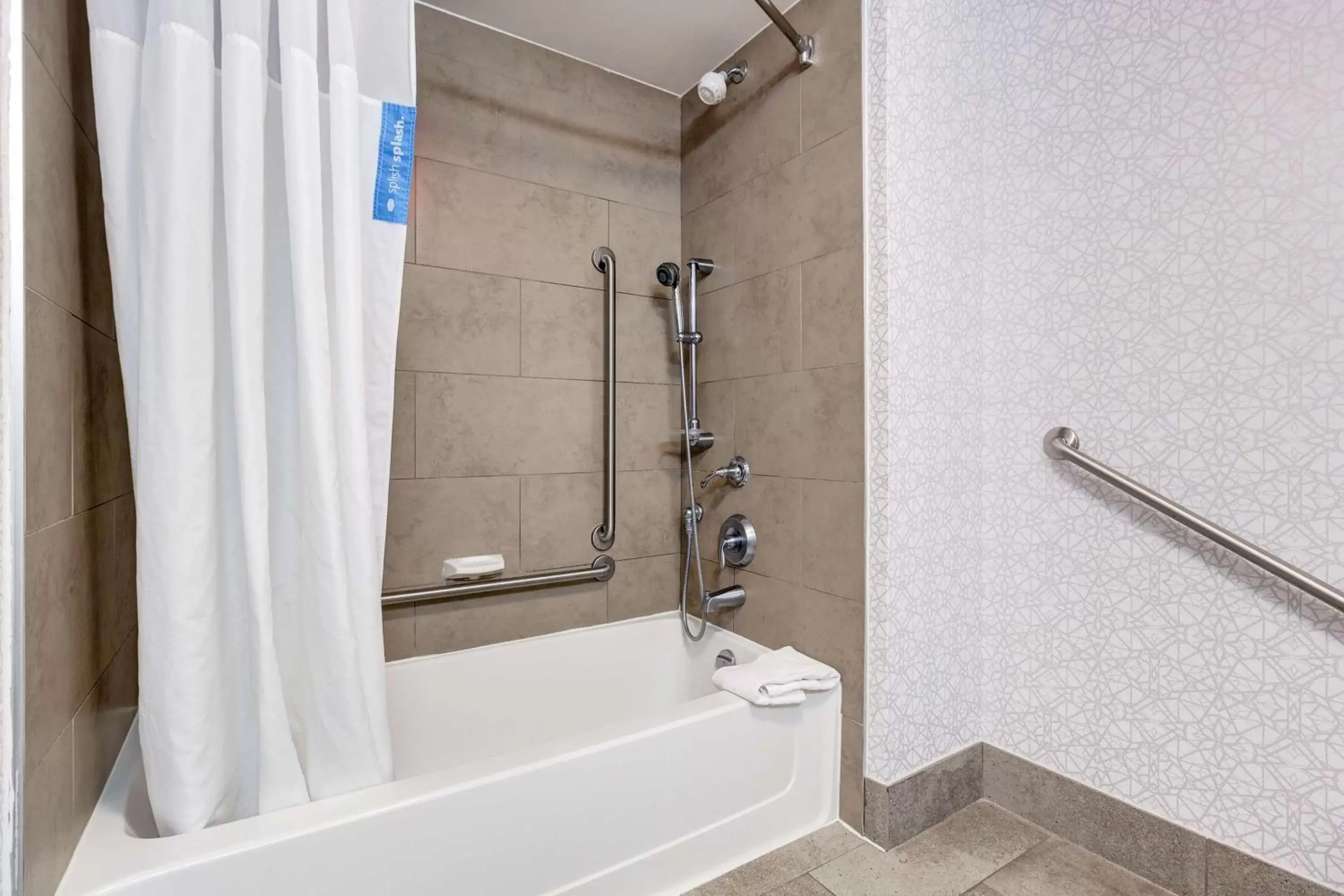 Bathroom in Hampton Inn & Suites by Hilton Brantford