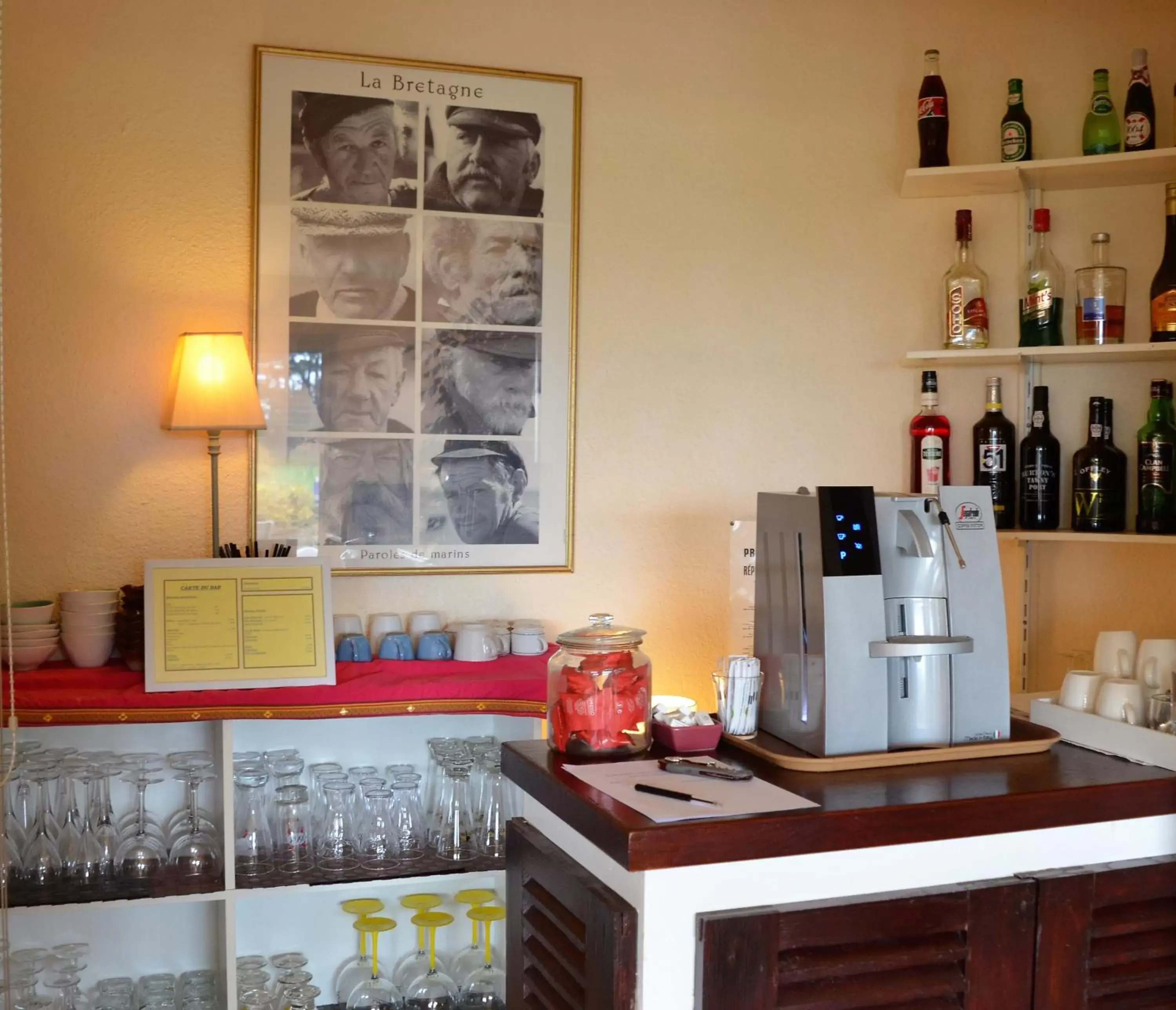Lounge or bar, Kitchen/Kitchenette in Hotel Le Toeno