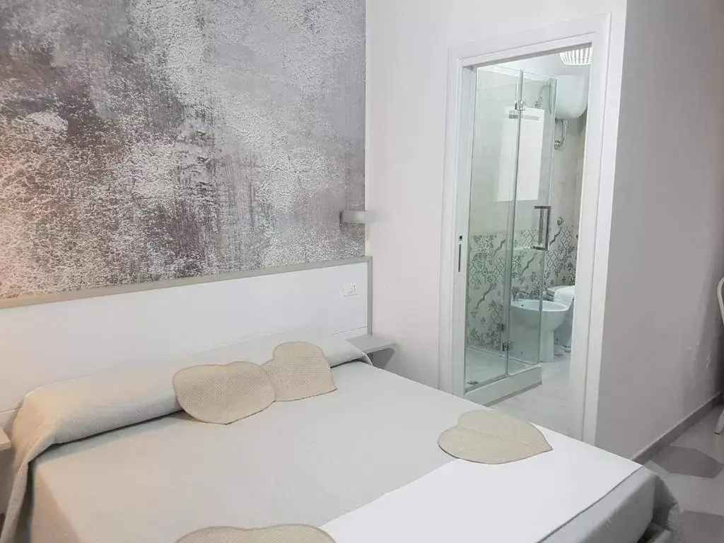 Shower, Bed in B&B Le due costiere