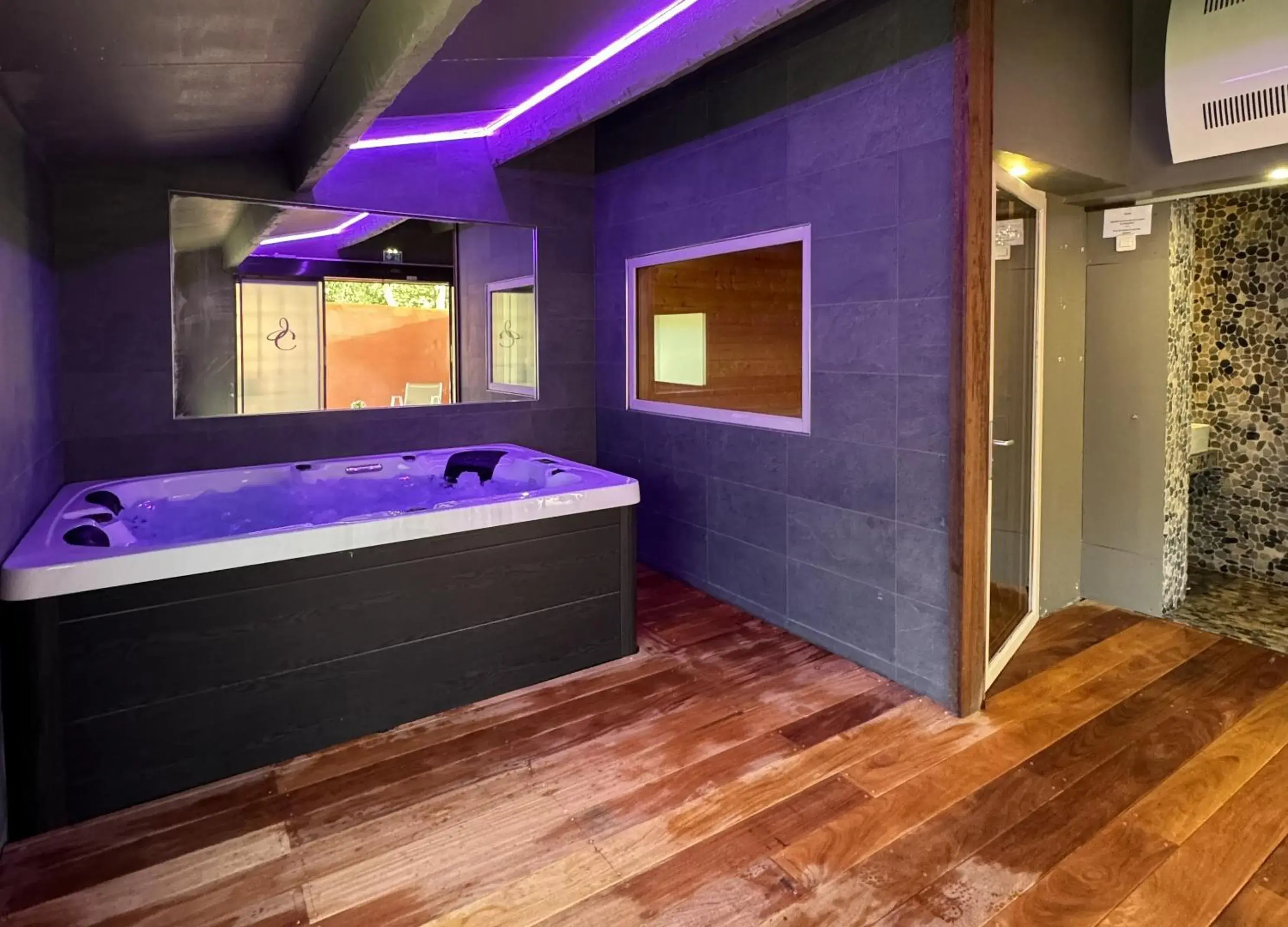Spa and wellness centre/facilities, Bathroom in Les Jardins de Cassis