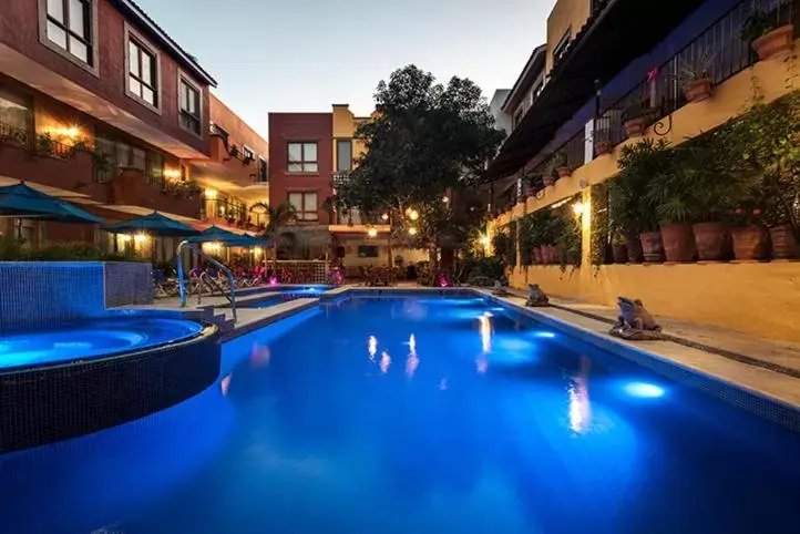 Property building, Swimming Pool in El Pueblito de Sayulita