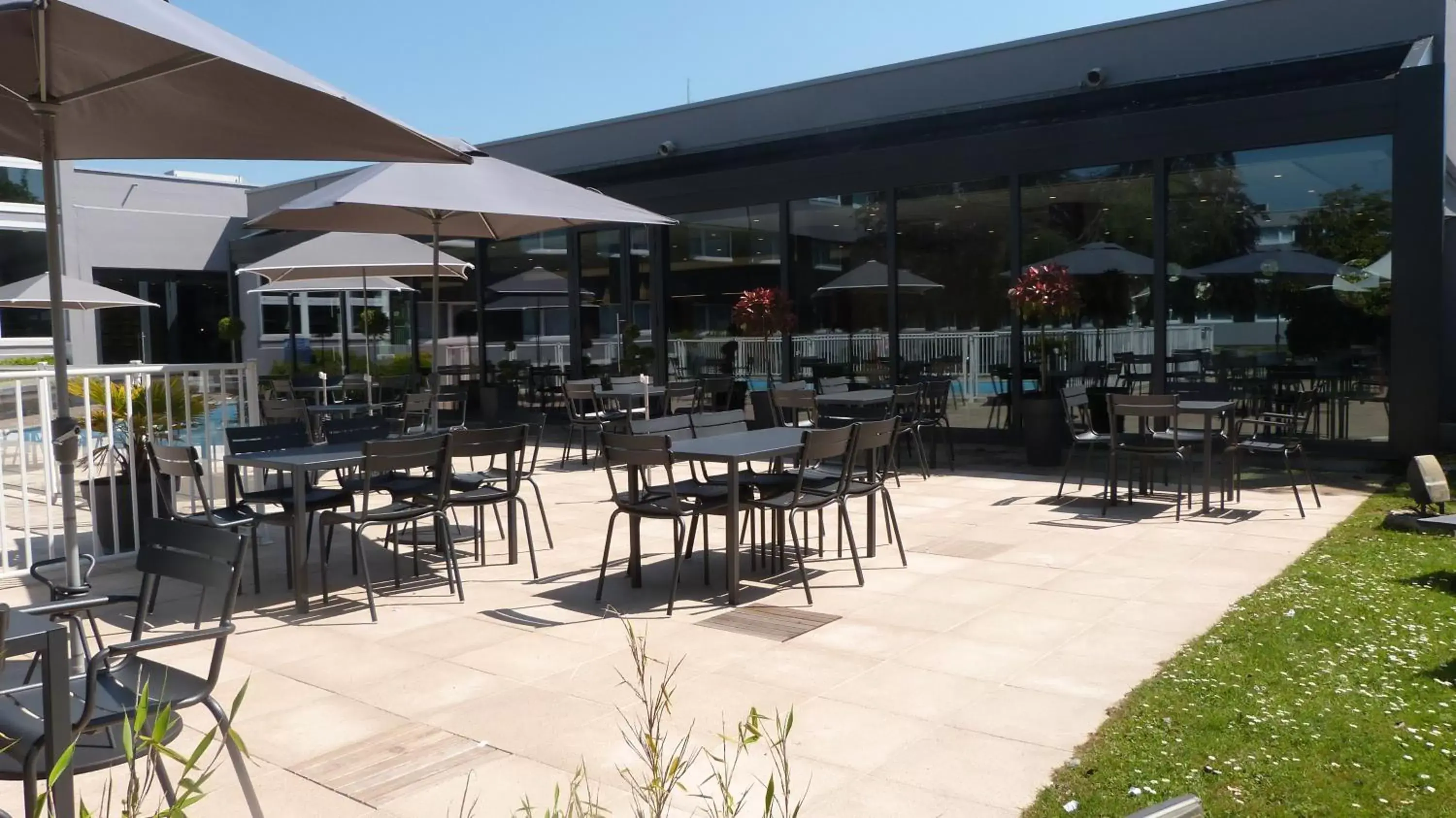 Patio, Restaurant/Places to Eat in Novotel Caen Côte de Nacre