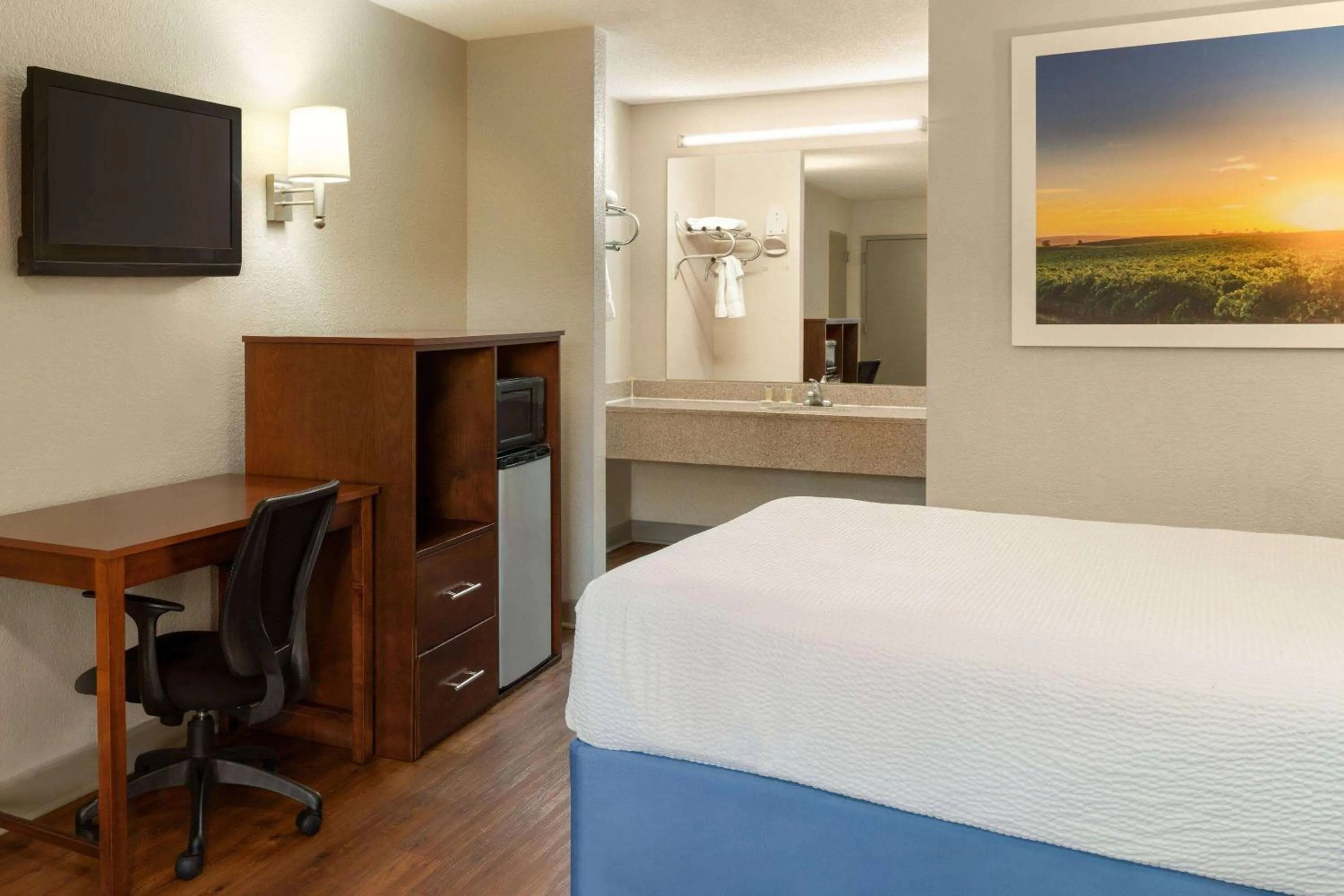 Photo of the whole room, Bed in Days Inn by Wyndham Dillon