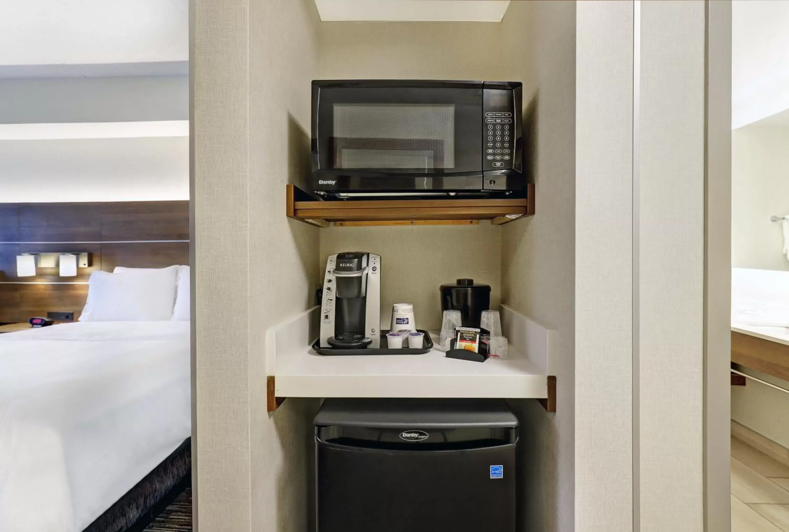 Photo of the whole room, Kitchen/Kitchenette in Holiday Inn Express Whitby Oshawa, an IHG Hotel