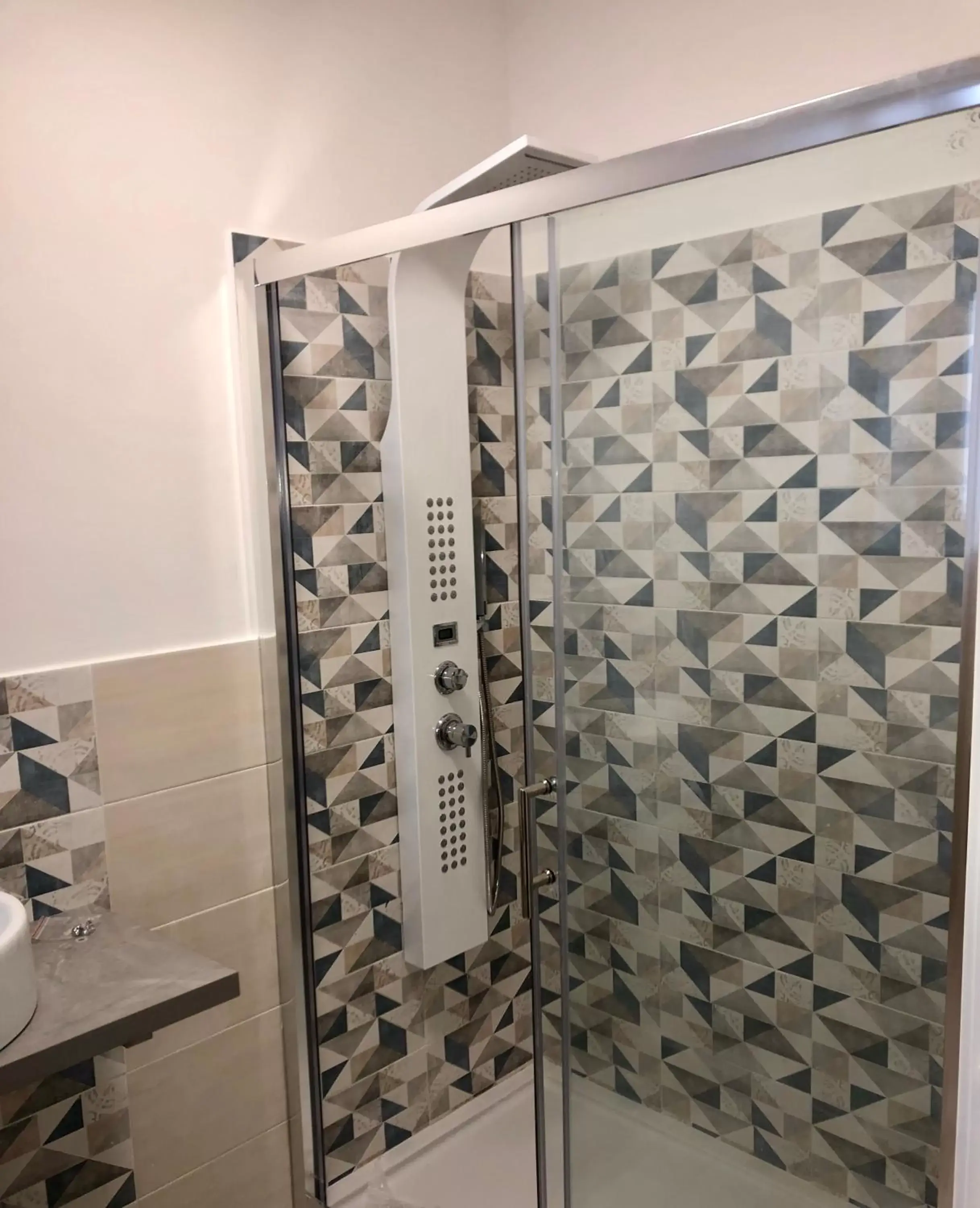 Shower, Bathroom in B&B Matteo Bonello