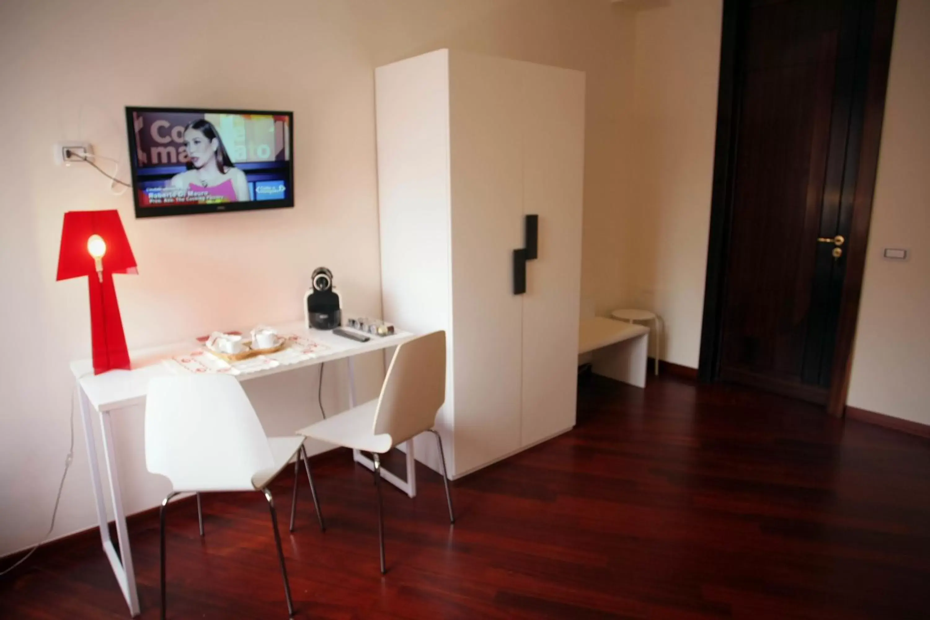 Coffee/tea facilities, TV/Entertainment Center in Clorinda's rooms