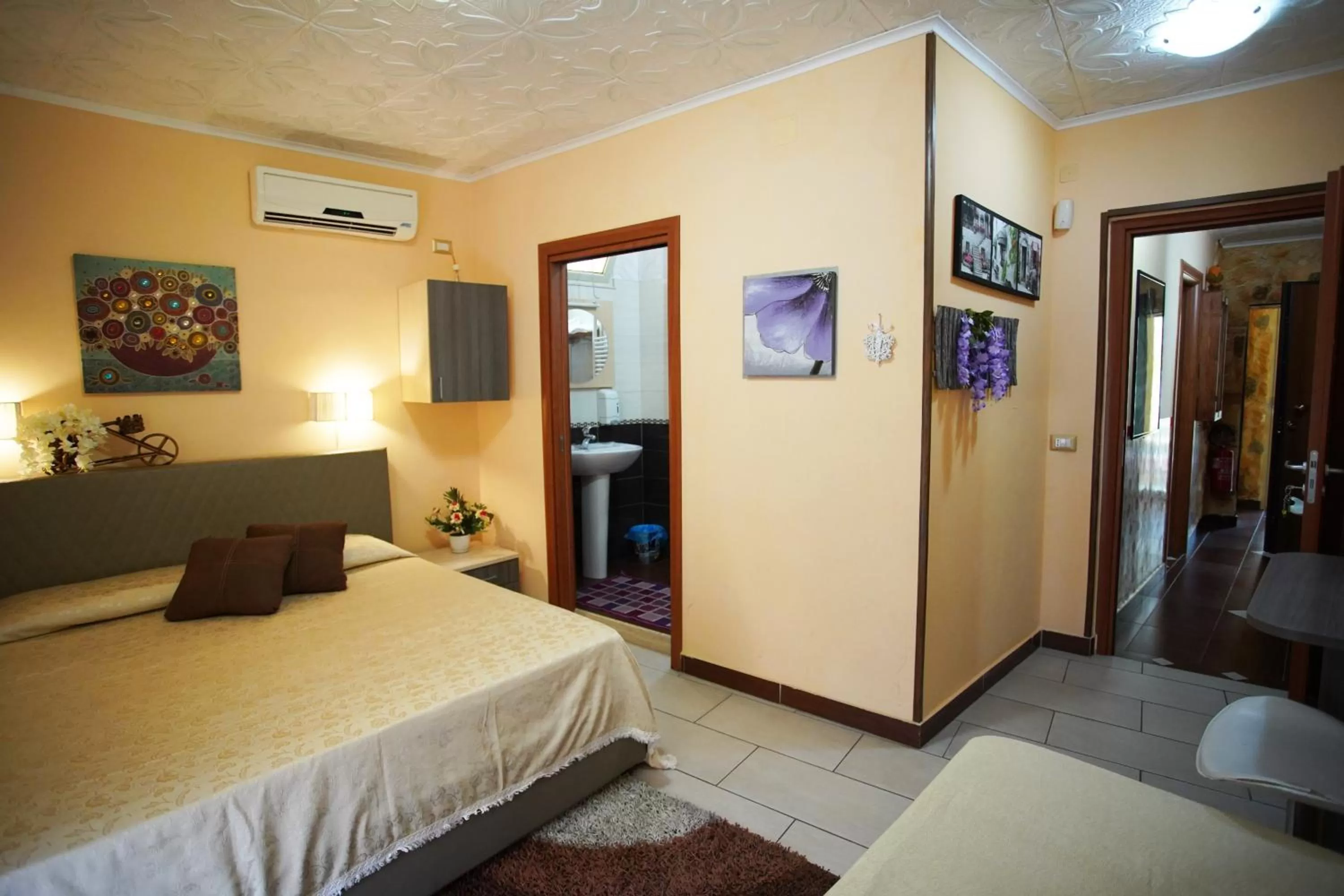 Photo of the whole room, Bed in Golden Dreams B&B