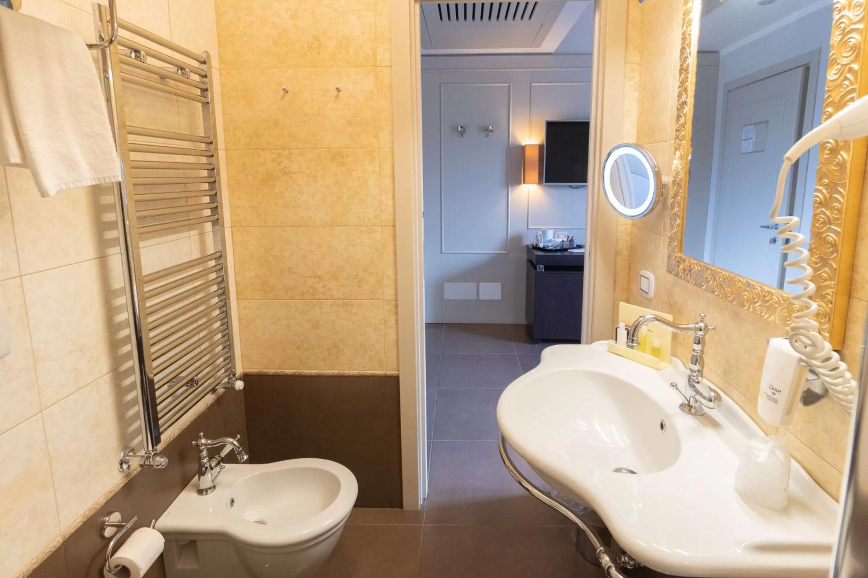 Bathroom in Best Western Plus Hotel Perla Del Porto