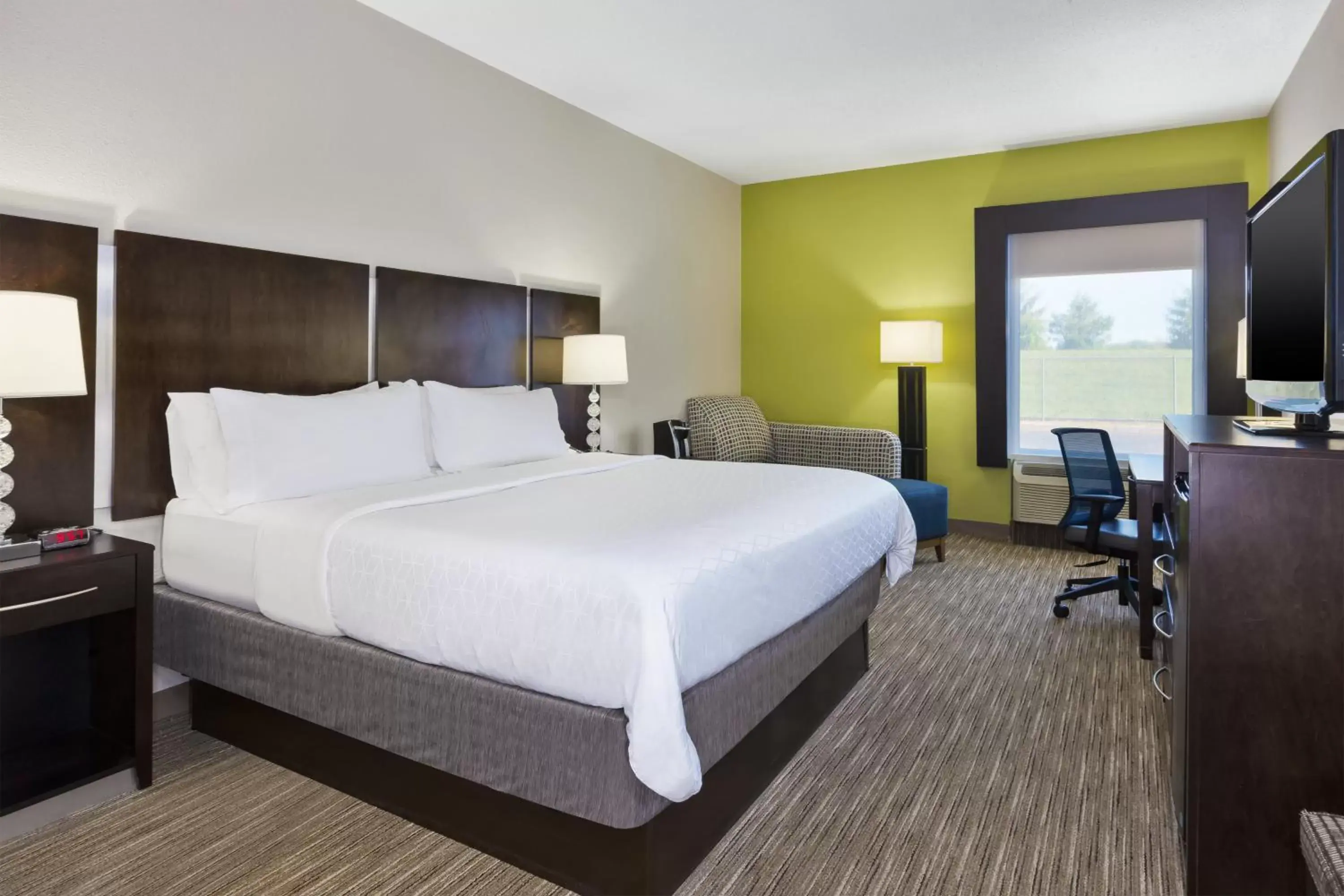 Photo of the whole room, Bed in Holiday Inn Express Chillicothe East, an IHG Hotel