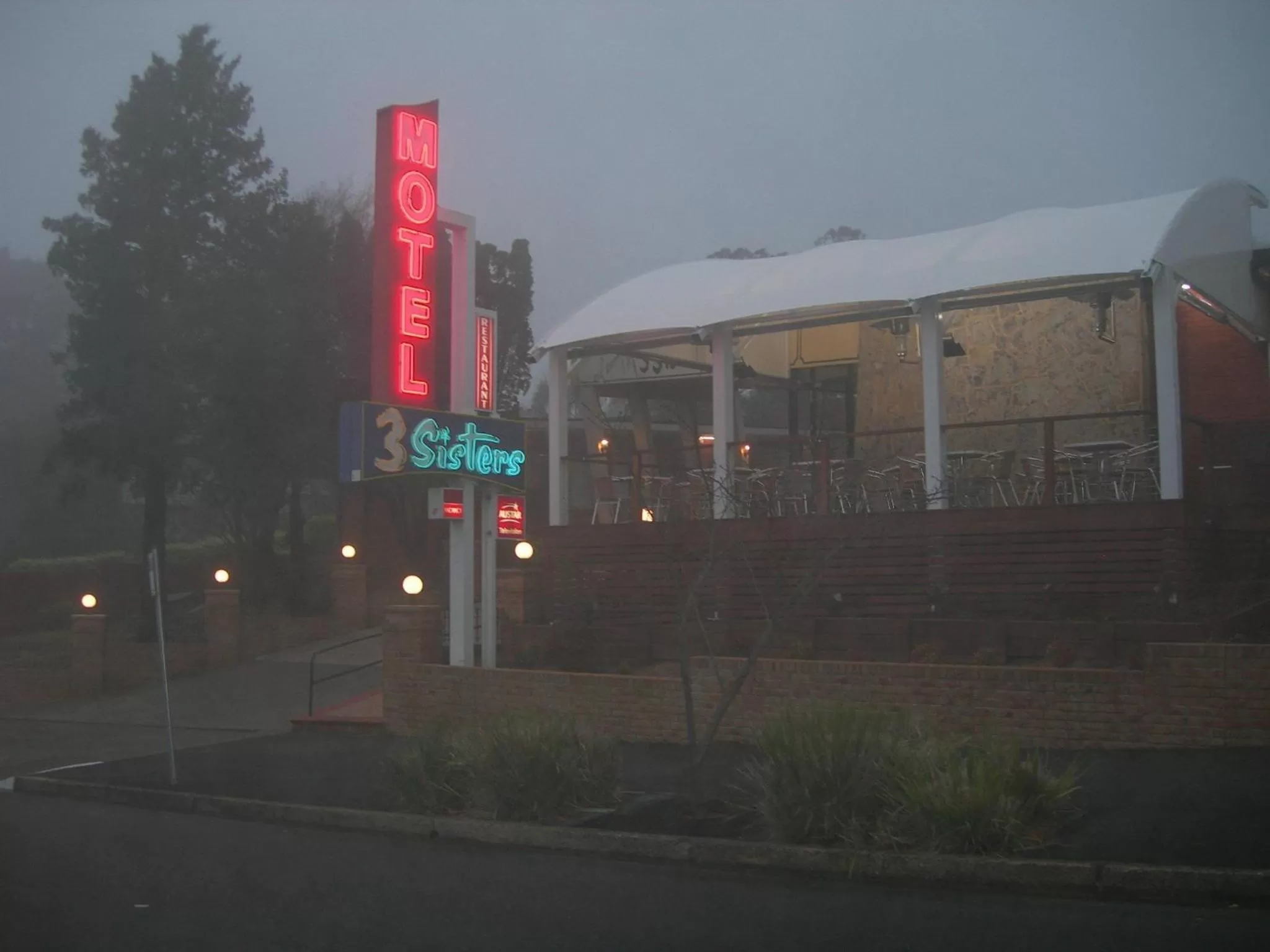 Restaurant/places to eat in 3 Sisters Motel