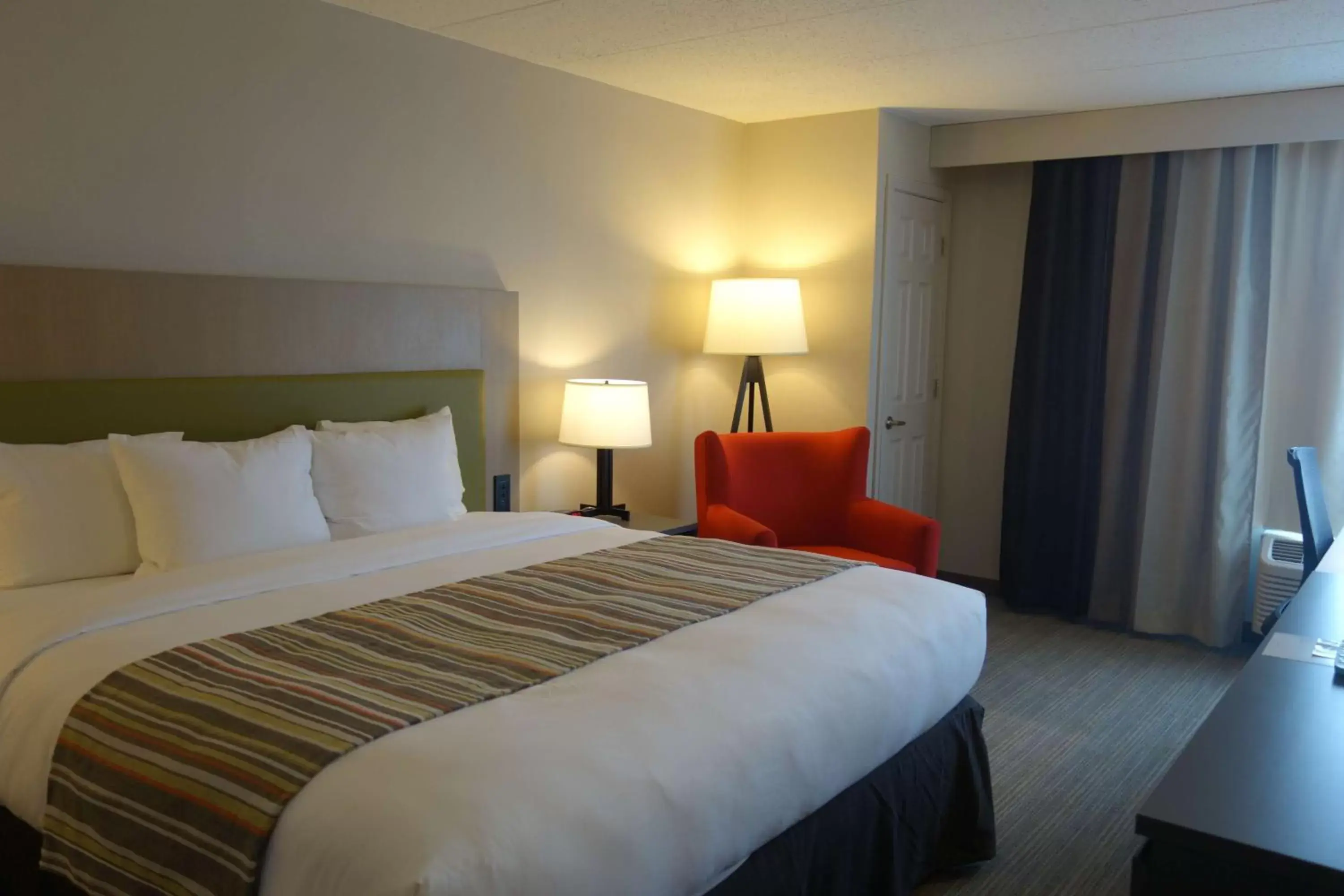 Photo of the whole room, Bed in Country Inn & Suites by Radisson, La Crosse, WI