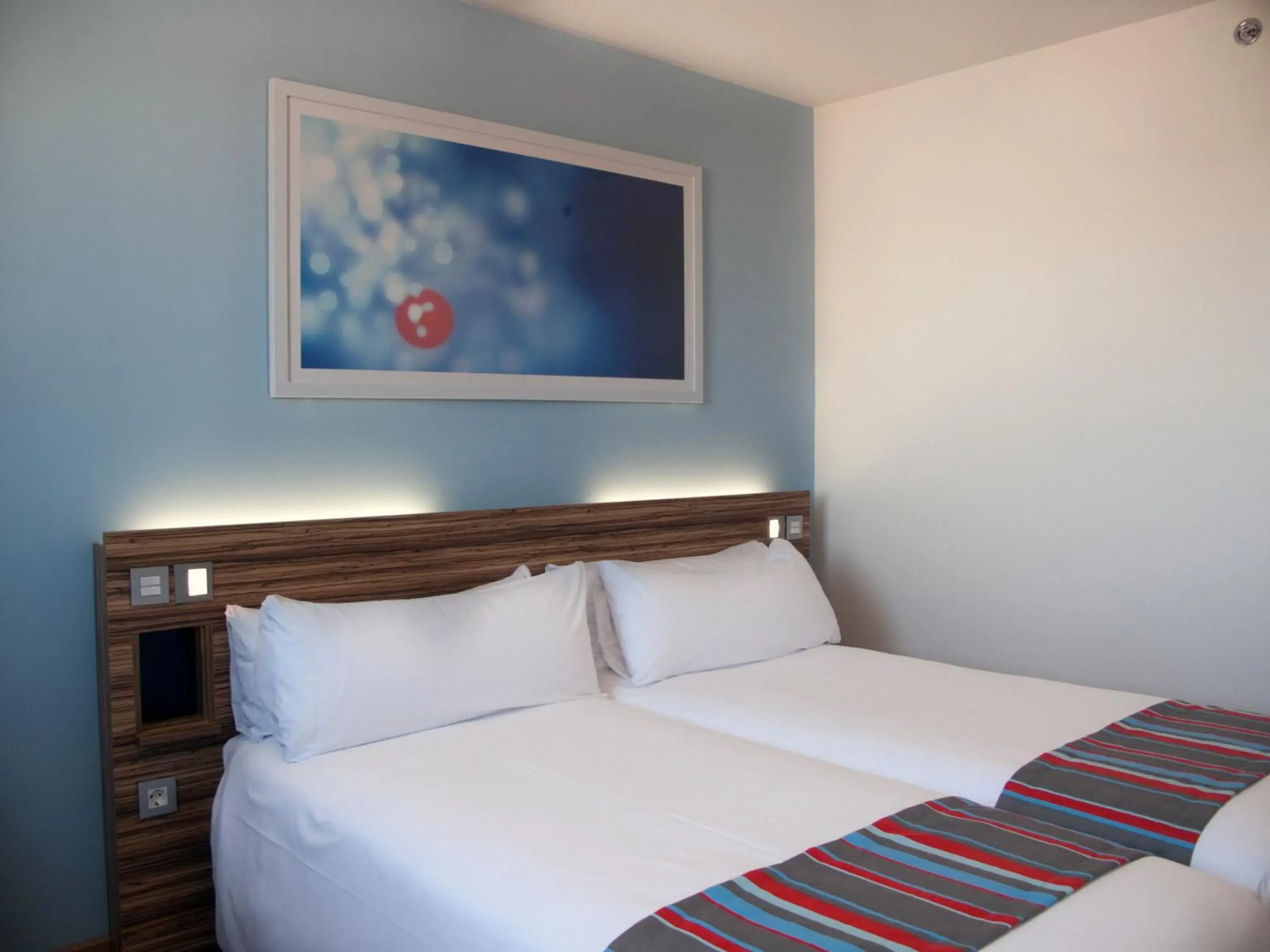 Twin Room in Travelodge Madrid Alcalá