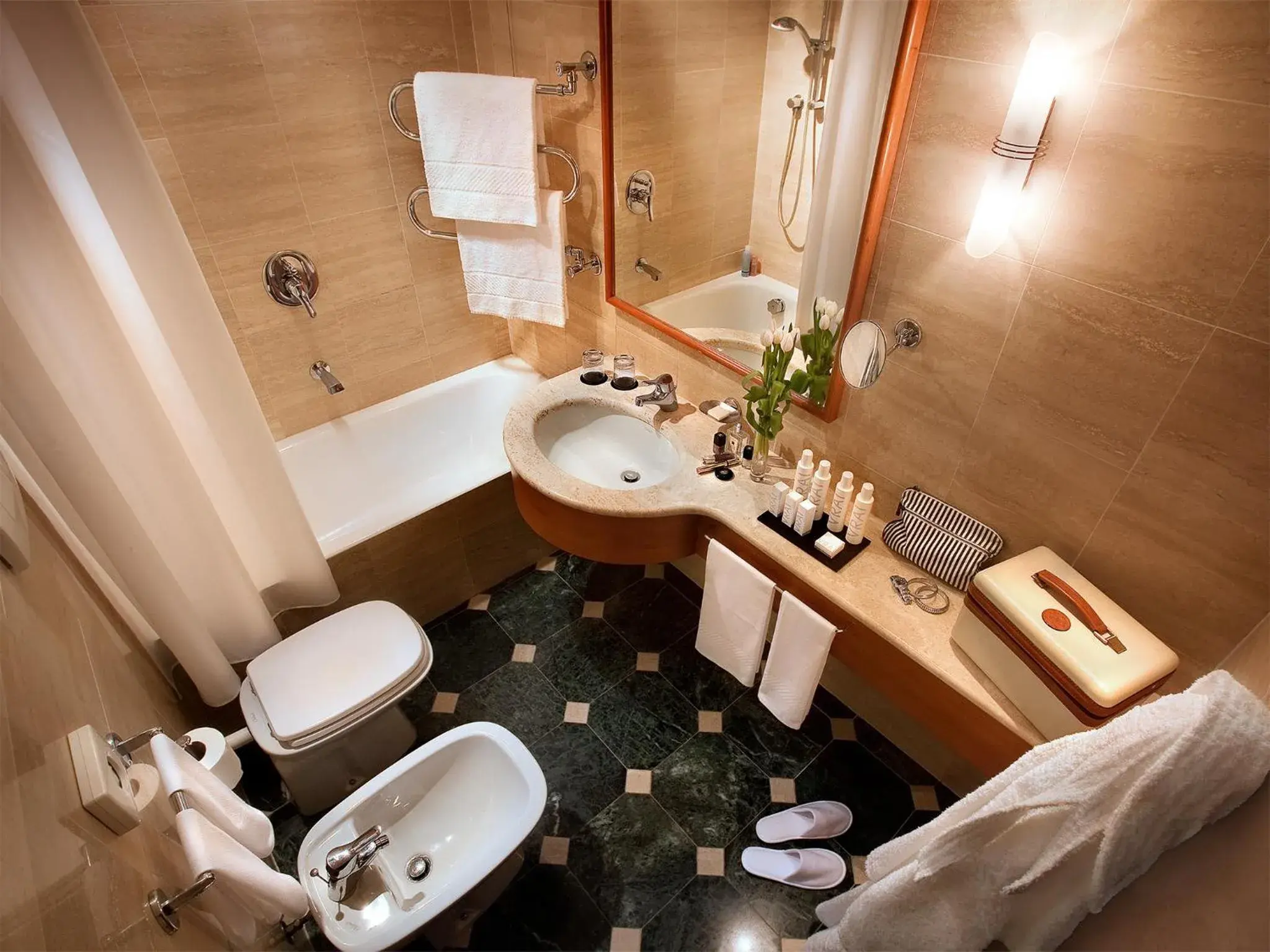Shower, Bathroom in Hotel Cavour