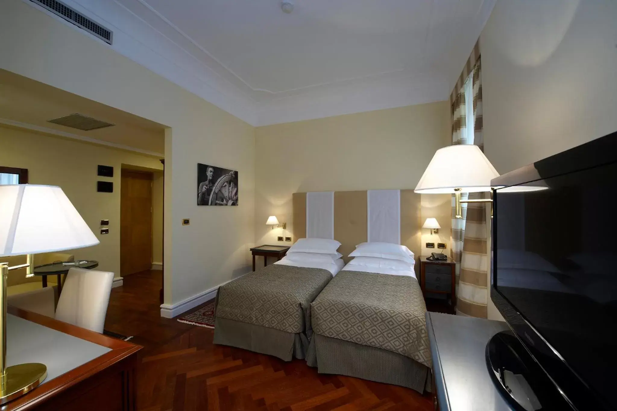 Bedroom, Bed in Grand Hotel Piazza Borsa