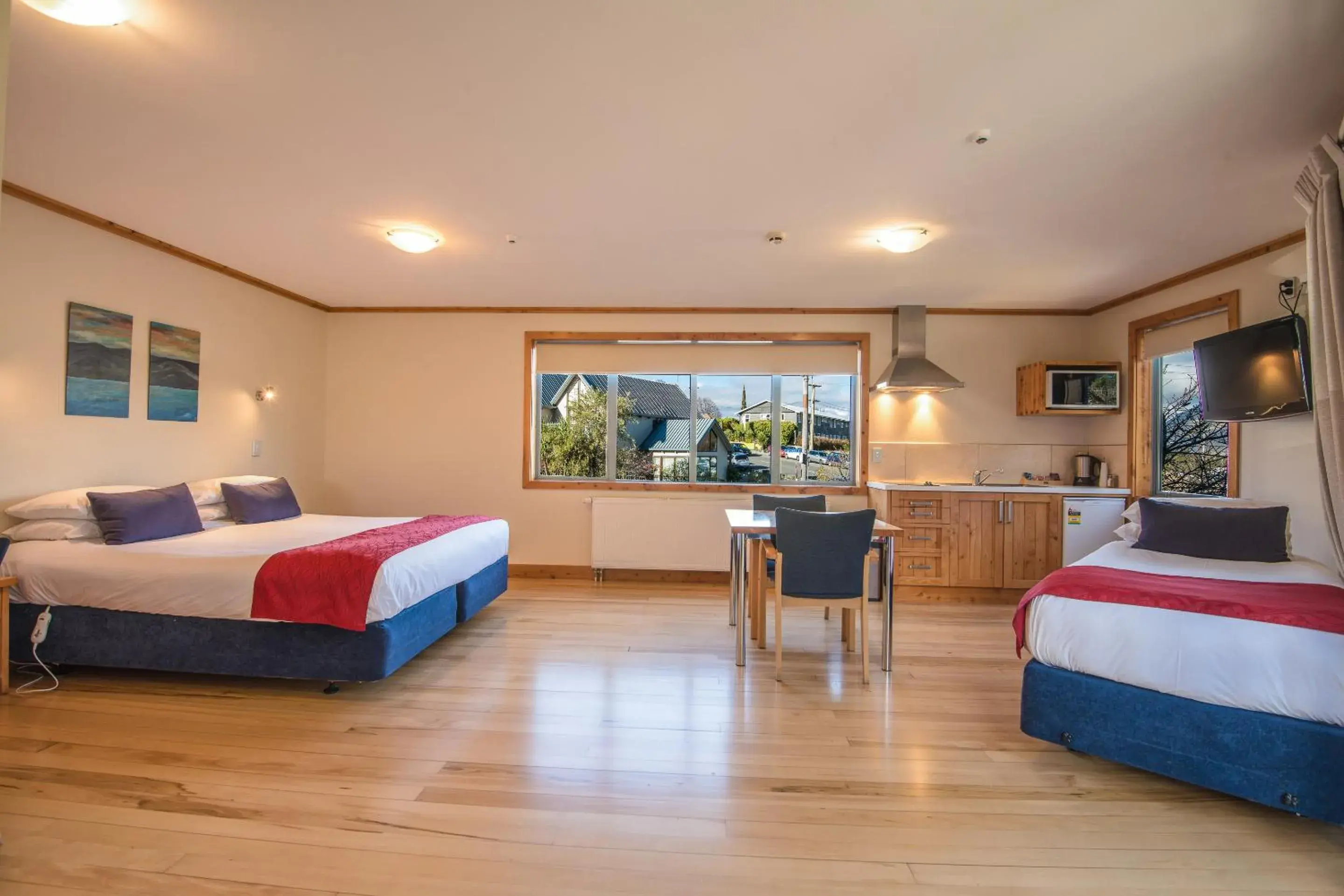 Kitchen or kitchenette, Bed in Coronation Lodge