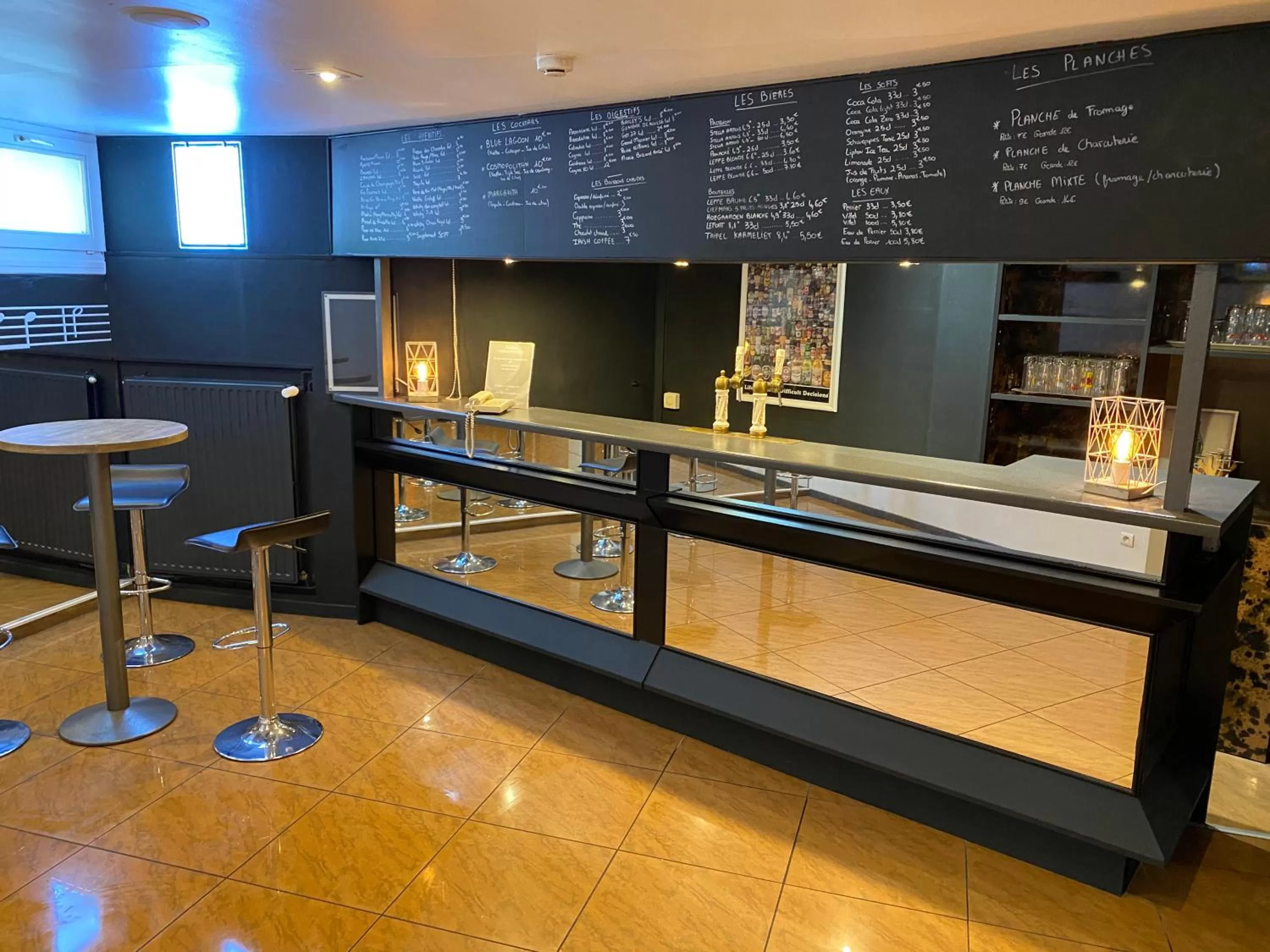 Lounge or bar in Logis Hôtel Des Acacias Lille Neuville en Ferrain, Restaurant l'Acacias Gourmand