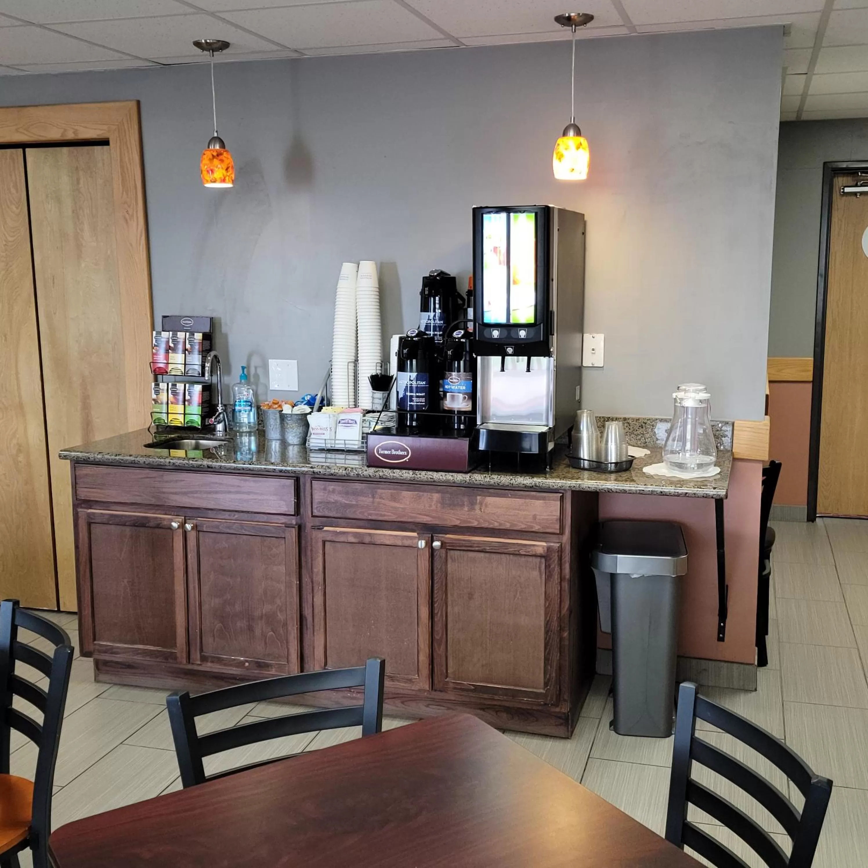 Breakfast in Super 8 by Wyndham Heyburn