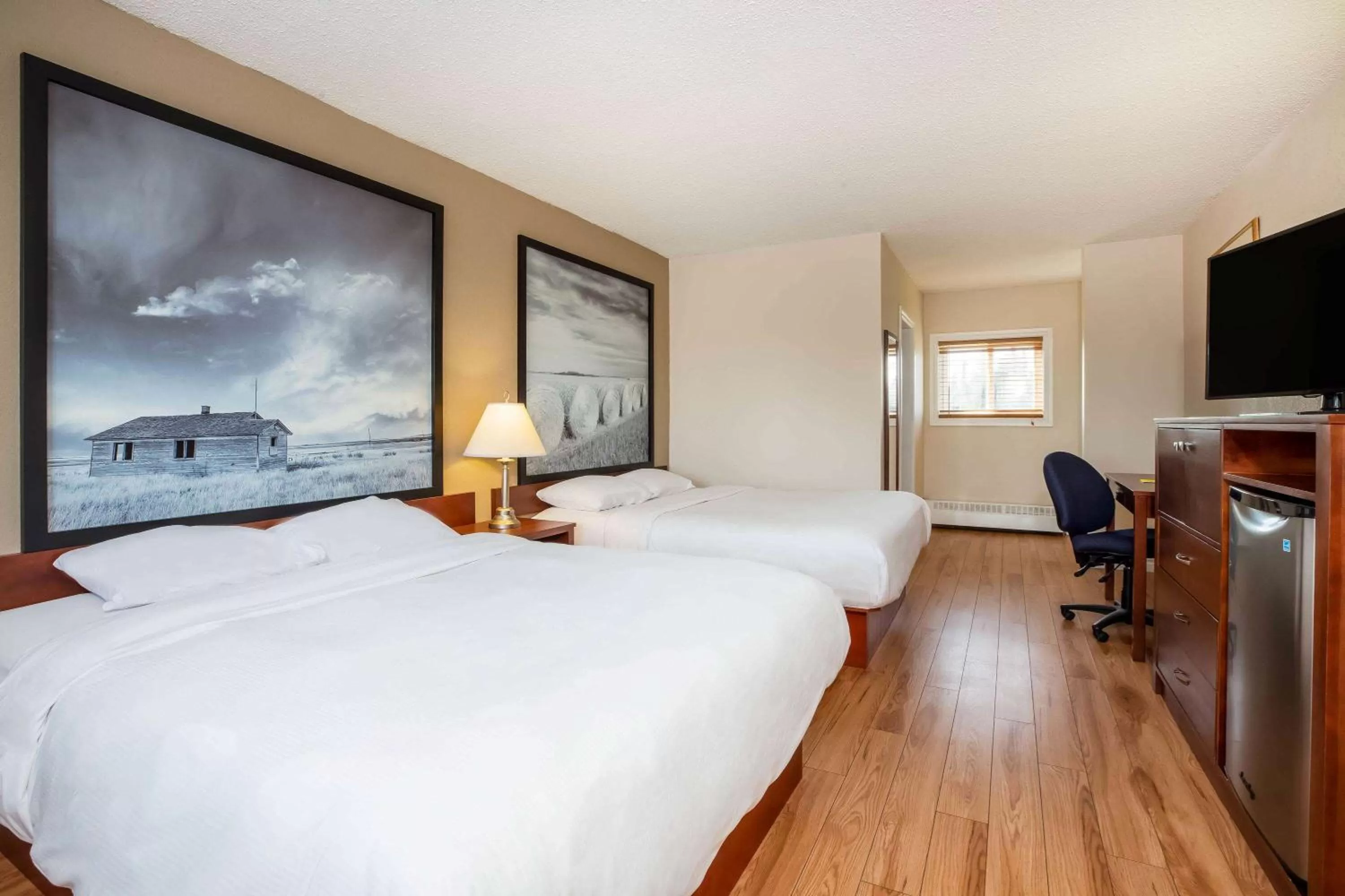 Photo of the whole room, Bed in Super 8 by Wyndham Smoky Lake