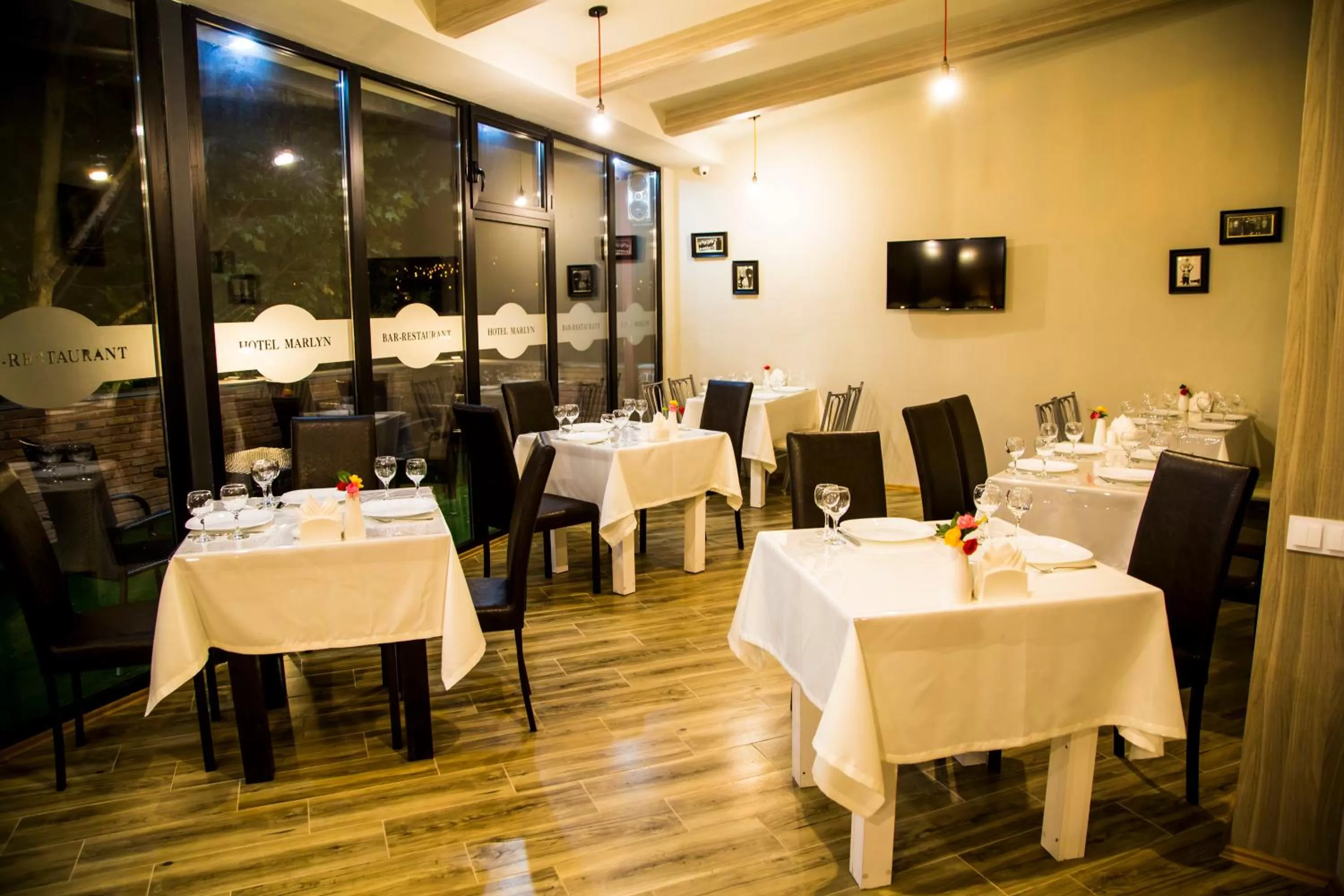 Restaurant/places to eat in Hotel Marlyn