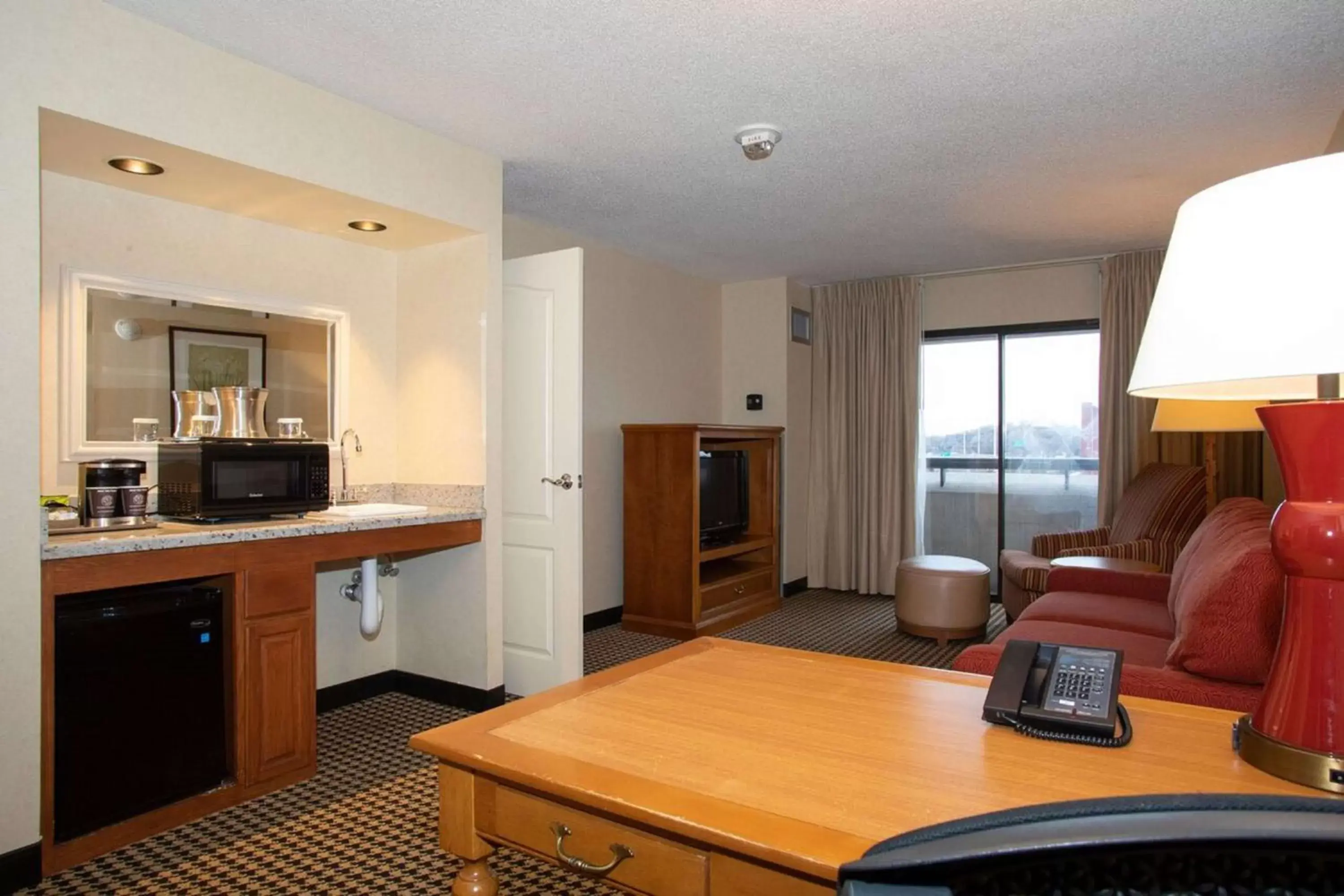 Bedroom, Kitchen/Kitchenette in Hilton Suites Chicago/Oakbrook Terrace