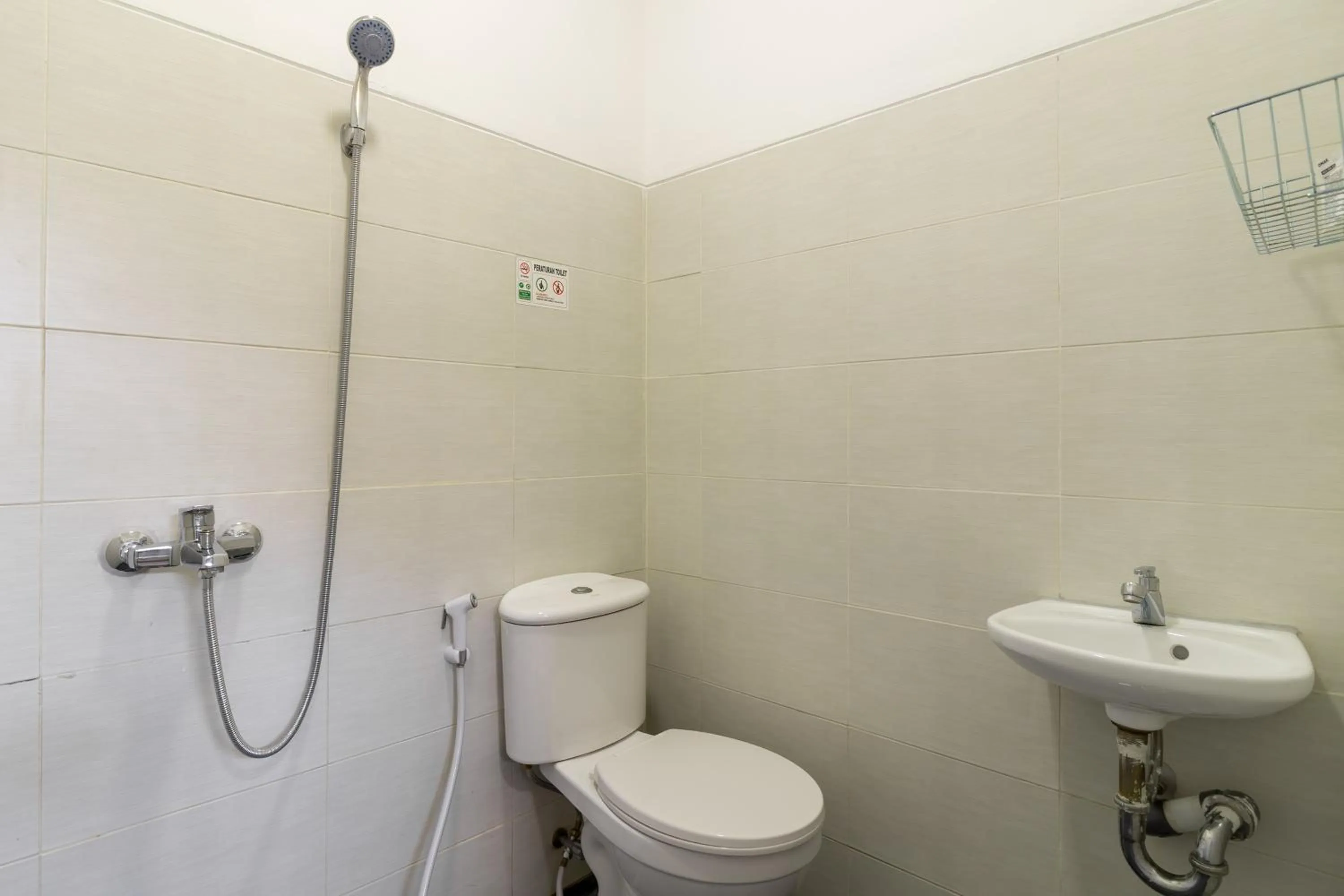 Bathroom in RedDoorz near Plaza Atrium Senen