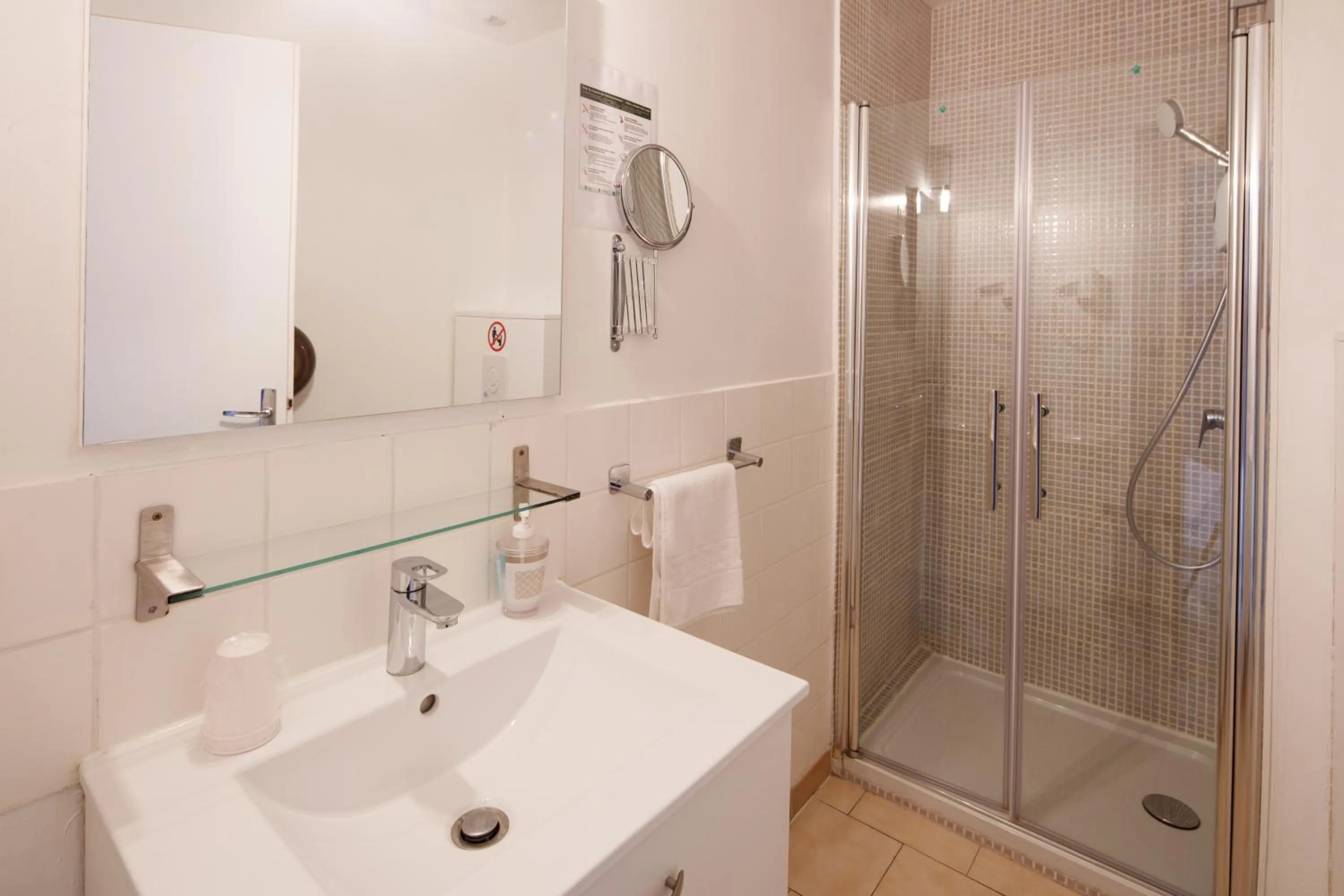 Shower in Hotel Astoria