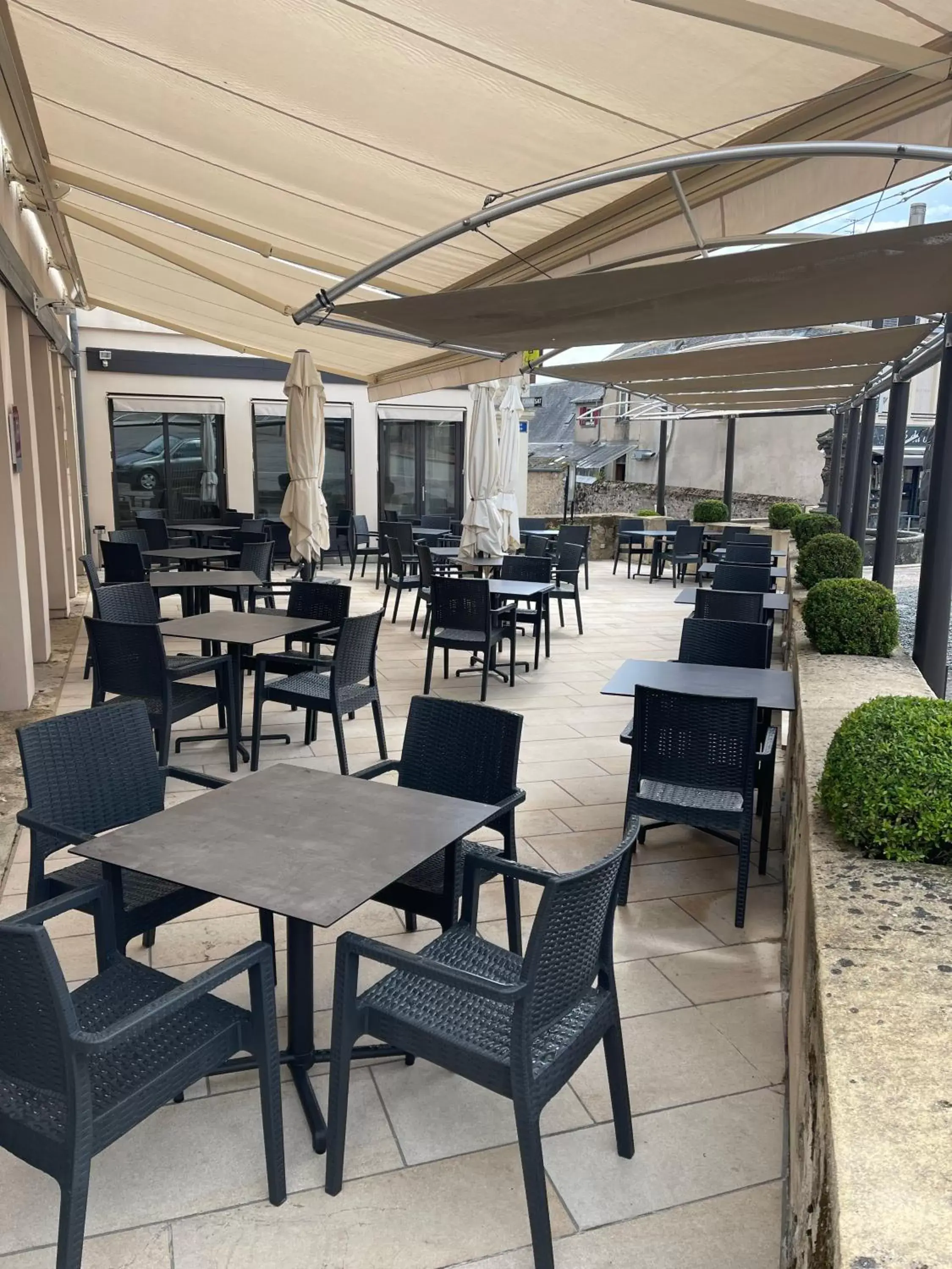 Patio in Logis Hôtel-Restaurant Au Vieux Morvan, au cœur de la Bourgogne, Piscine & Spa, Hôtel Climatisé Patio in Logis Hôtel-Restaurant Au Vieux Morvan, au cœur de la Bourgogne, Piscine & Spa, Hôtel Climatisé