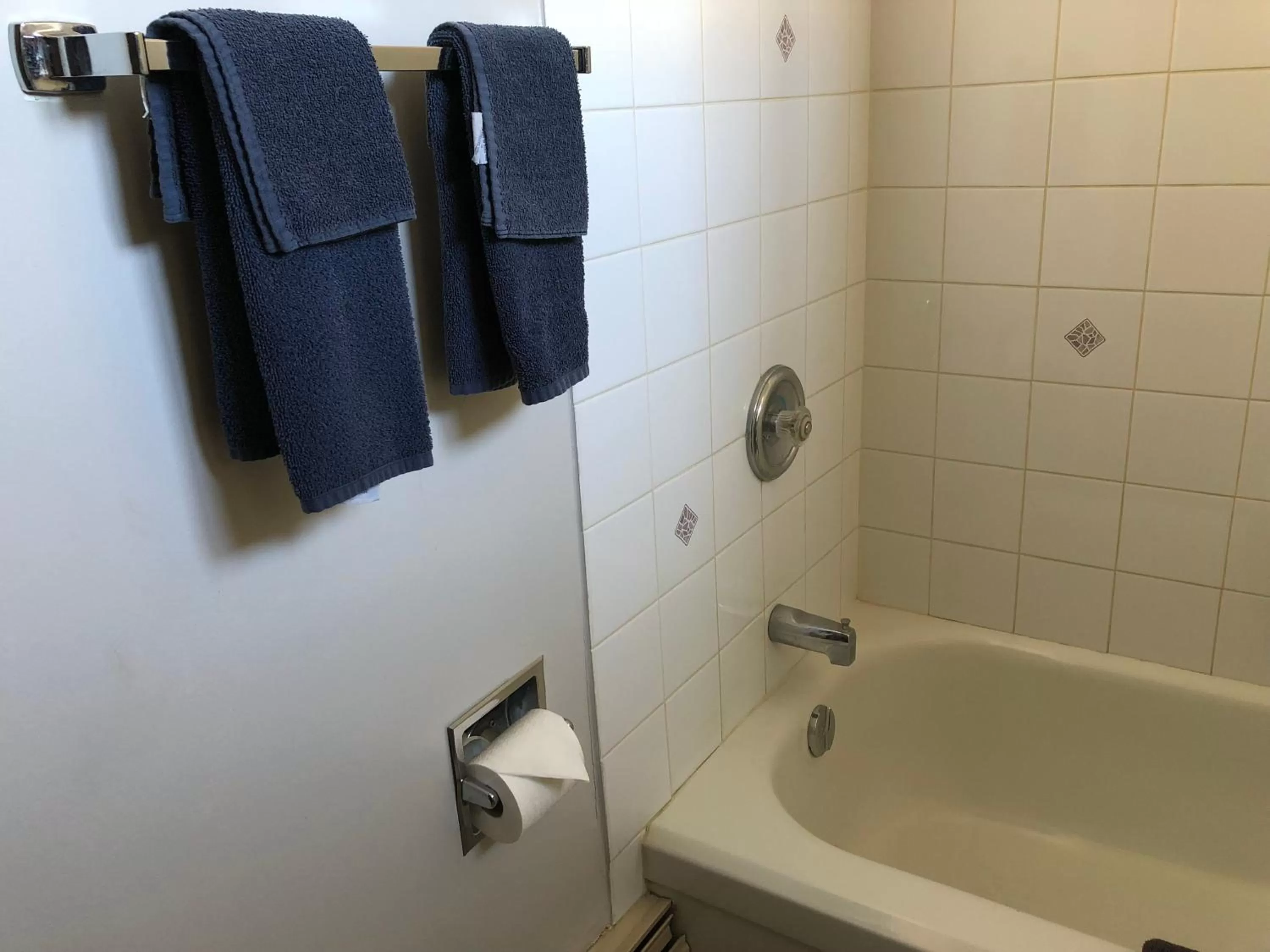 Bath in Howard Johnson by Wyndham Edson