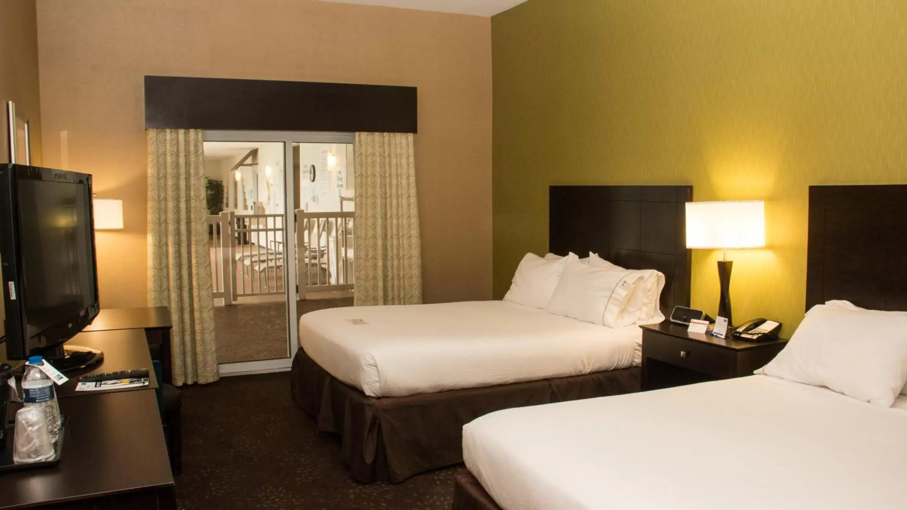 Photo of the whole room, Bed in Holiday Inn Express Hotel & Suites Saginaw, an IHG Hotel