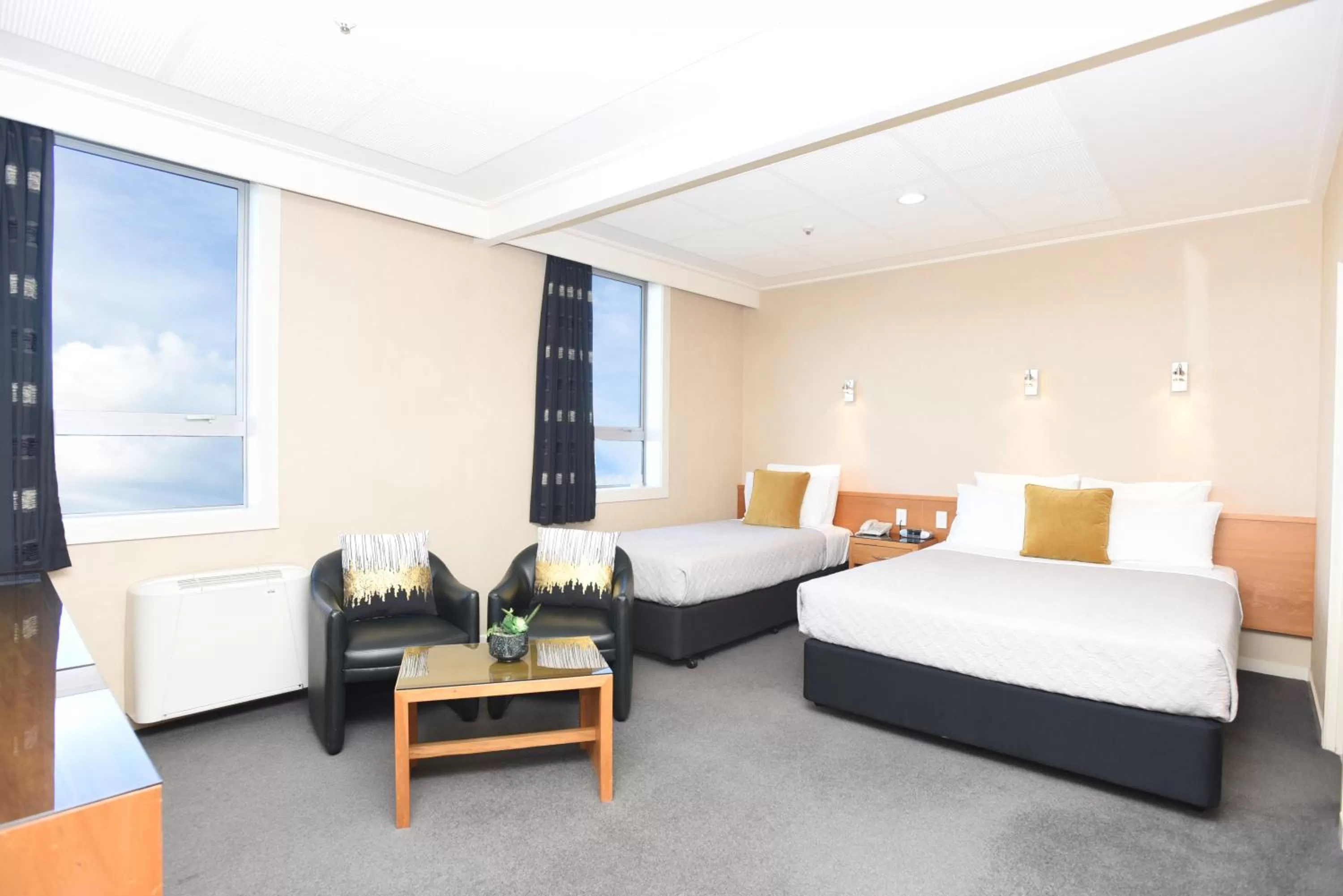 Photo of the whole room, Bed in Kelvin Hotel