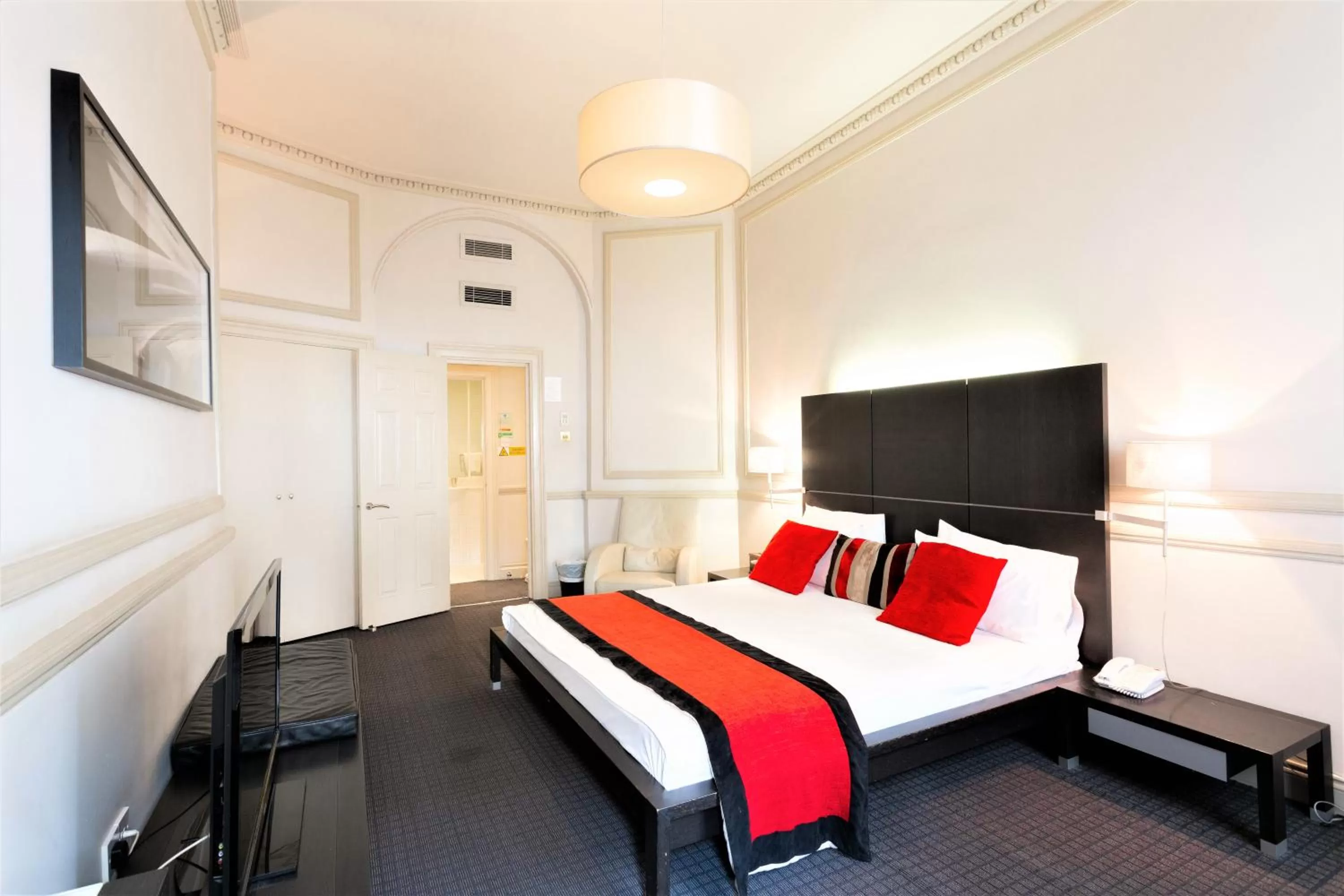 Bed in The Sumner Hotel