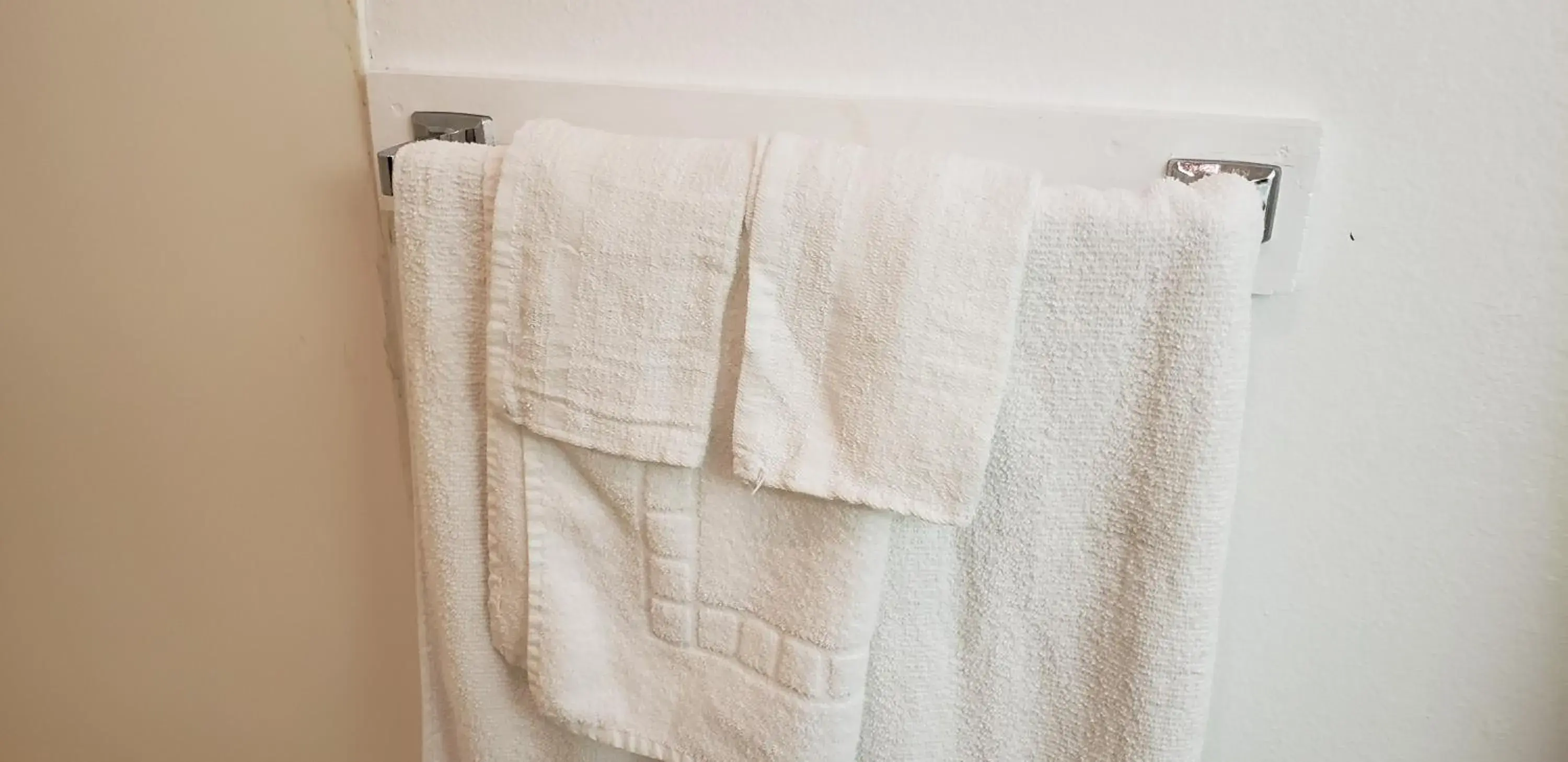 Bathroom in Pacific Inn Bathroom in Pacific Inn