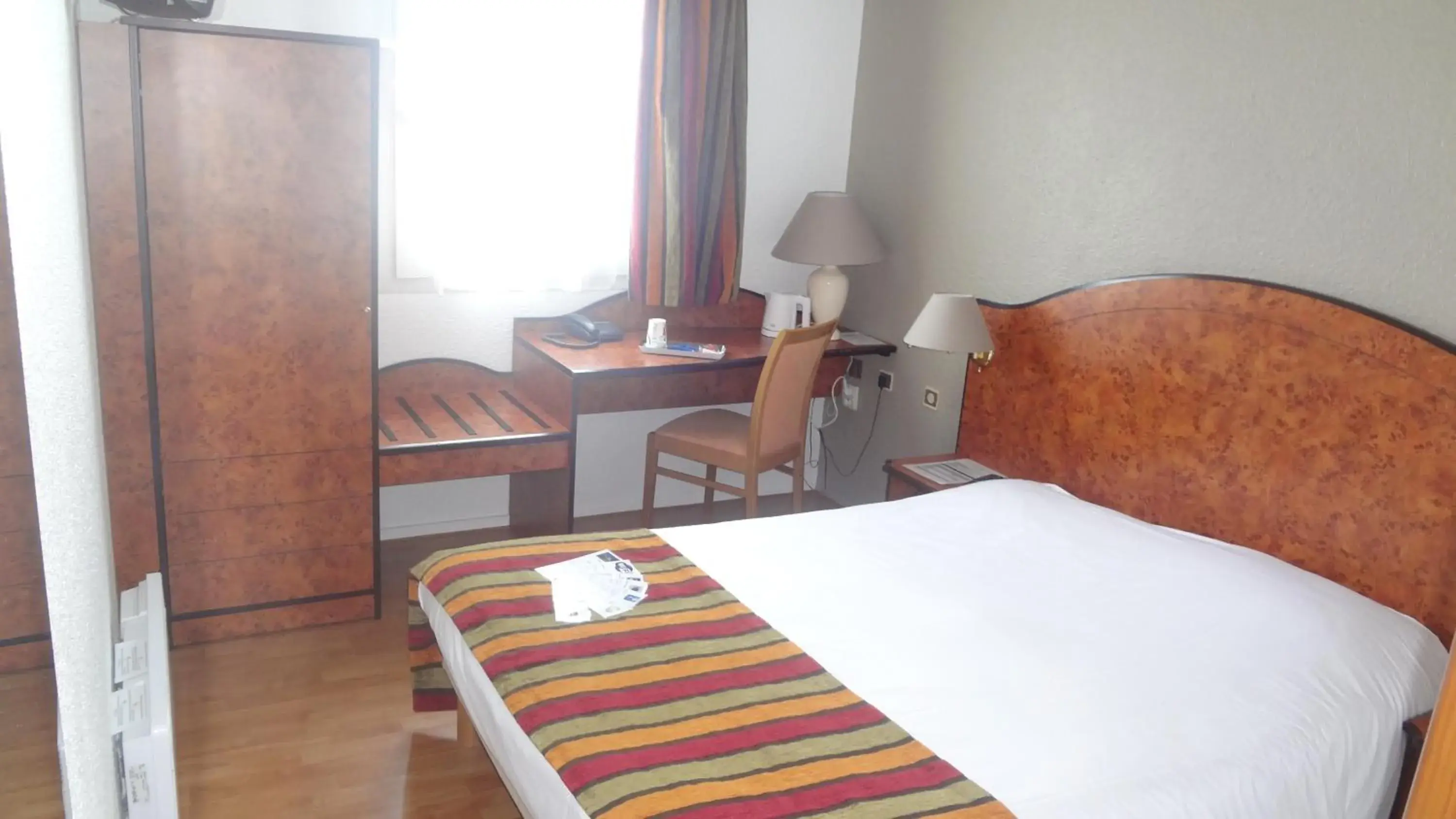 Photo of the whole room, Bed in Logis Cottage Hôtel Photo of the whole room, Bed in Logis Cottage Hôtel