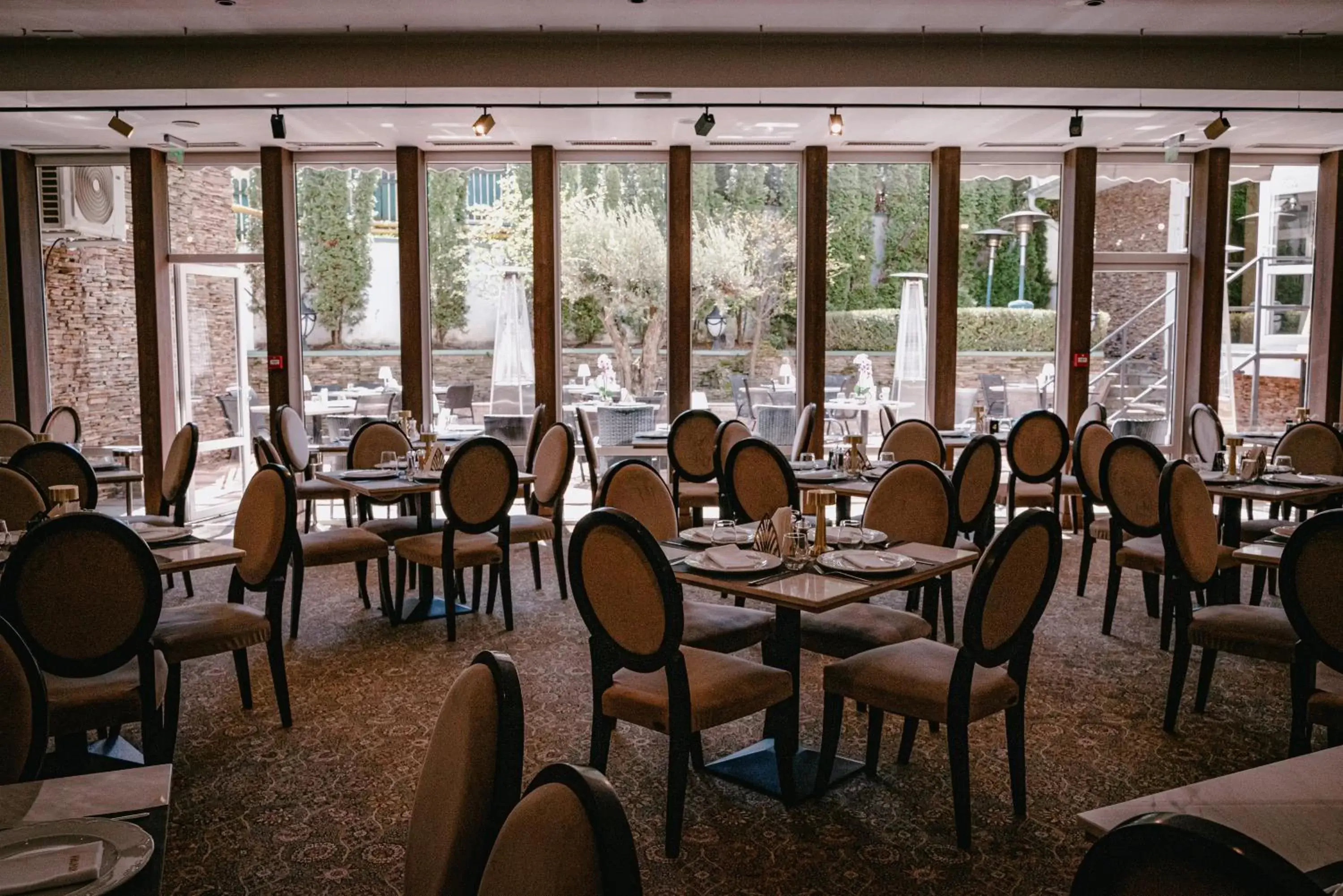 Restaurant/Places to Eat in Hotel Carpathia