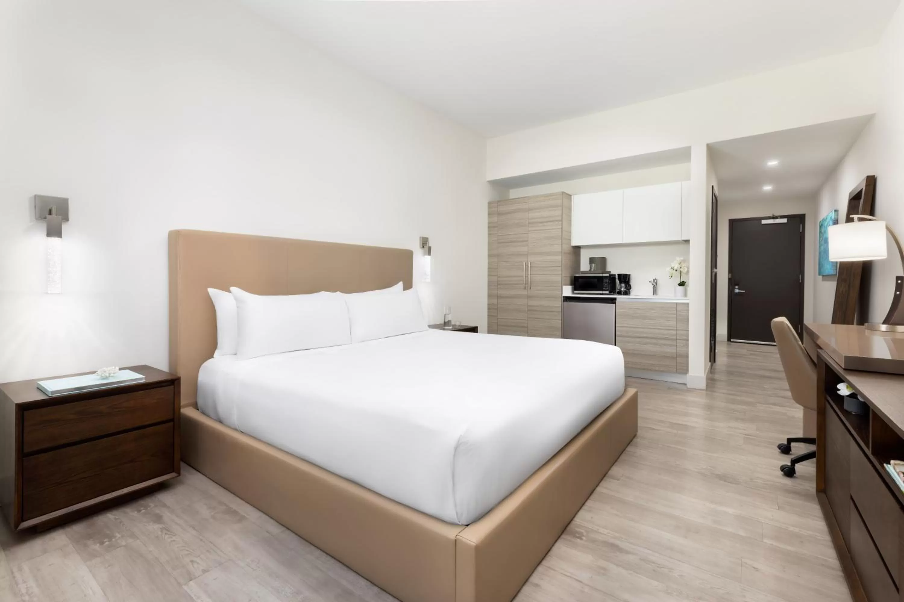 Kitchen or kitchenette, Bed in Costa Hollywood Beach Resort - An All Suite Hotel