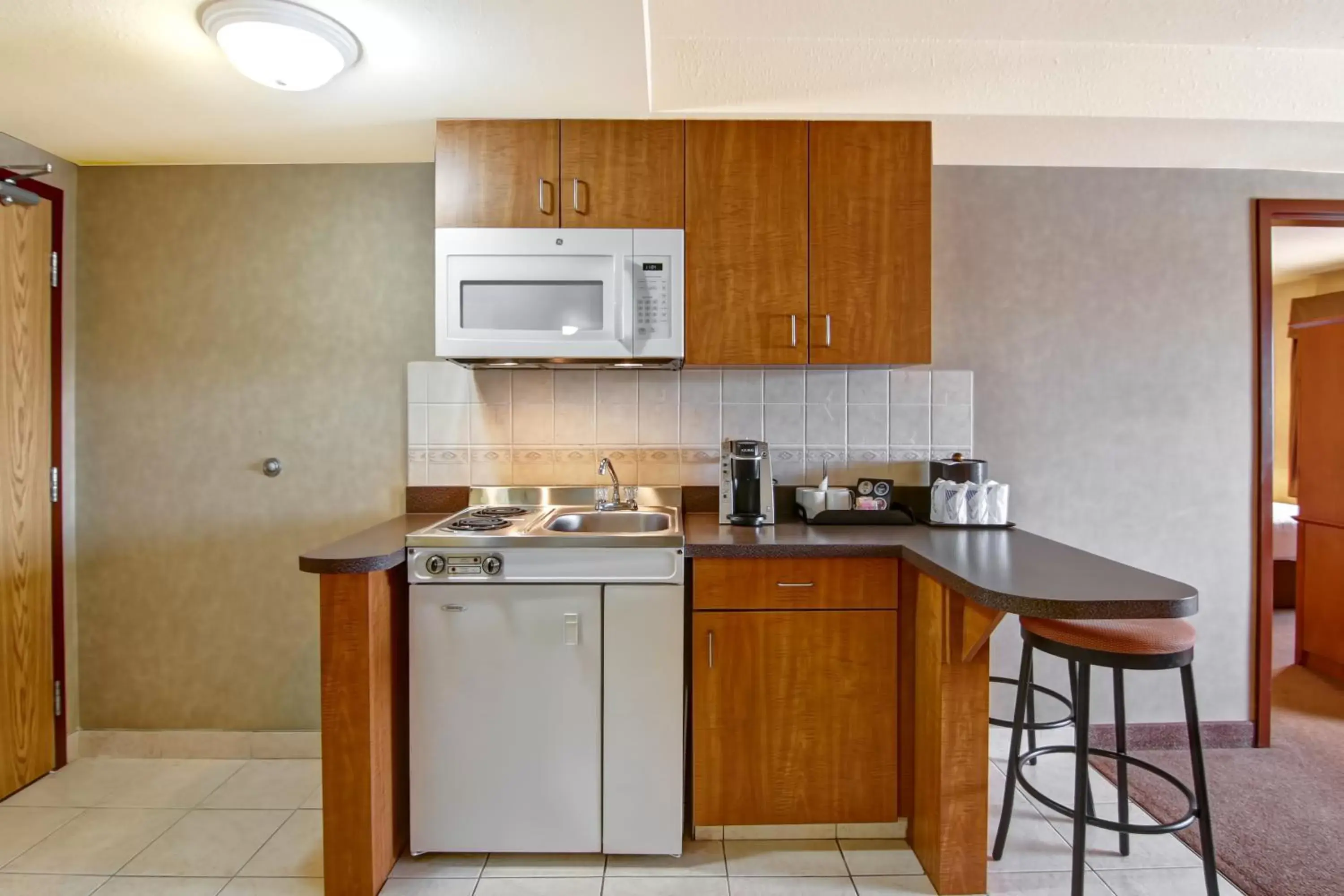 Kitchen or kitchenette, Kitchen/Kitchenette in Ramada by Wyndham Ponoka