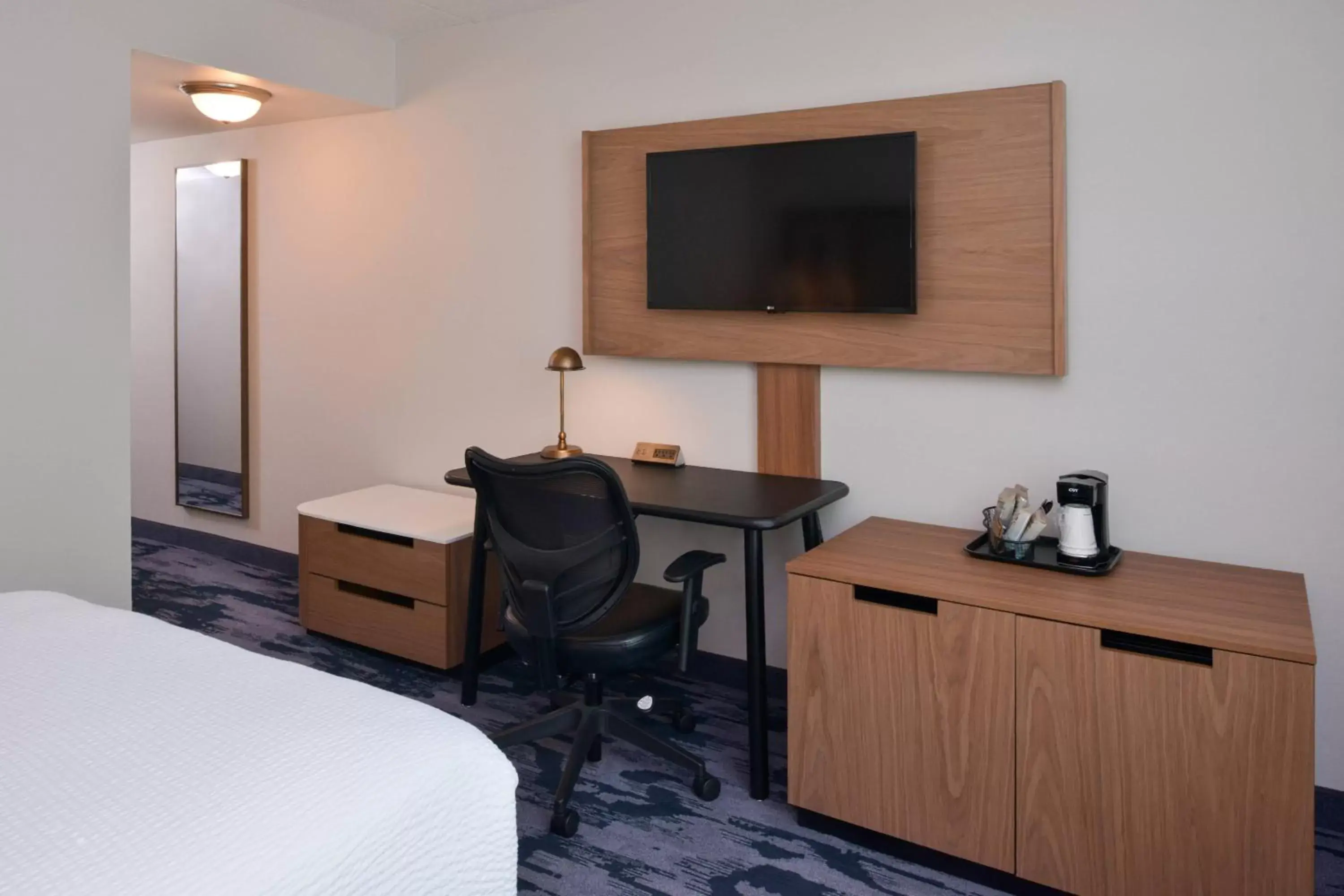 Photo of the whole room, TV/Entertainment Center in Fairfield Inn & Suites by Marriott Pittsburgh New Stanton
