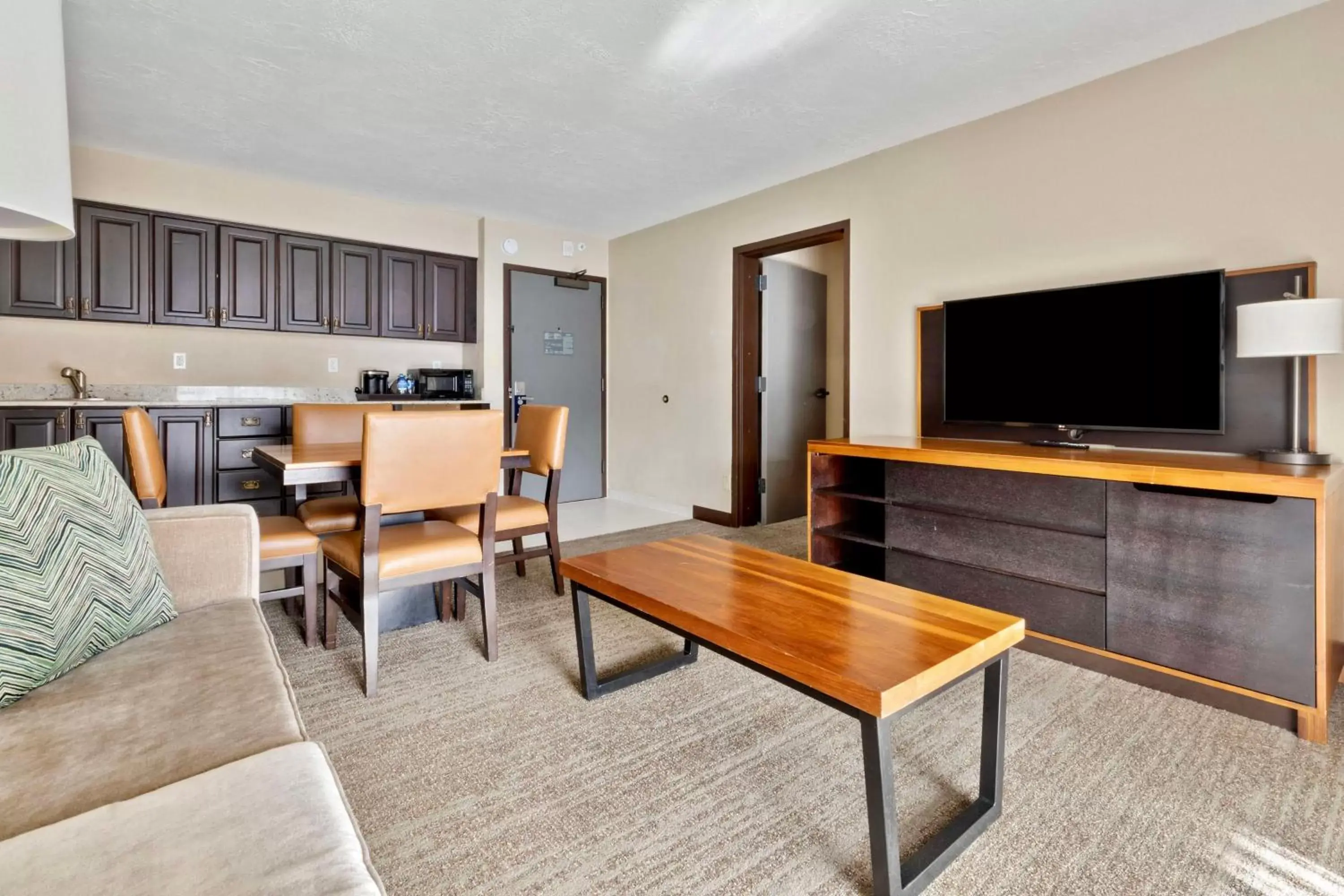 Living room, TV/Entertainment Center in DoubleTree by Hilton Park City - The Yarrow