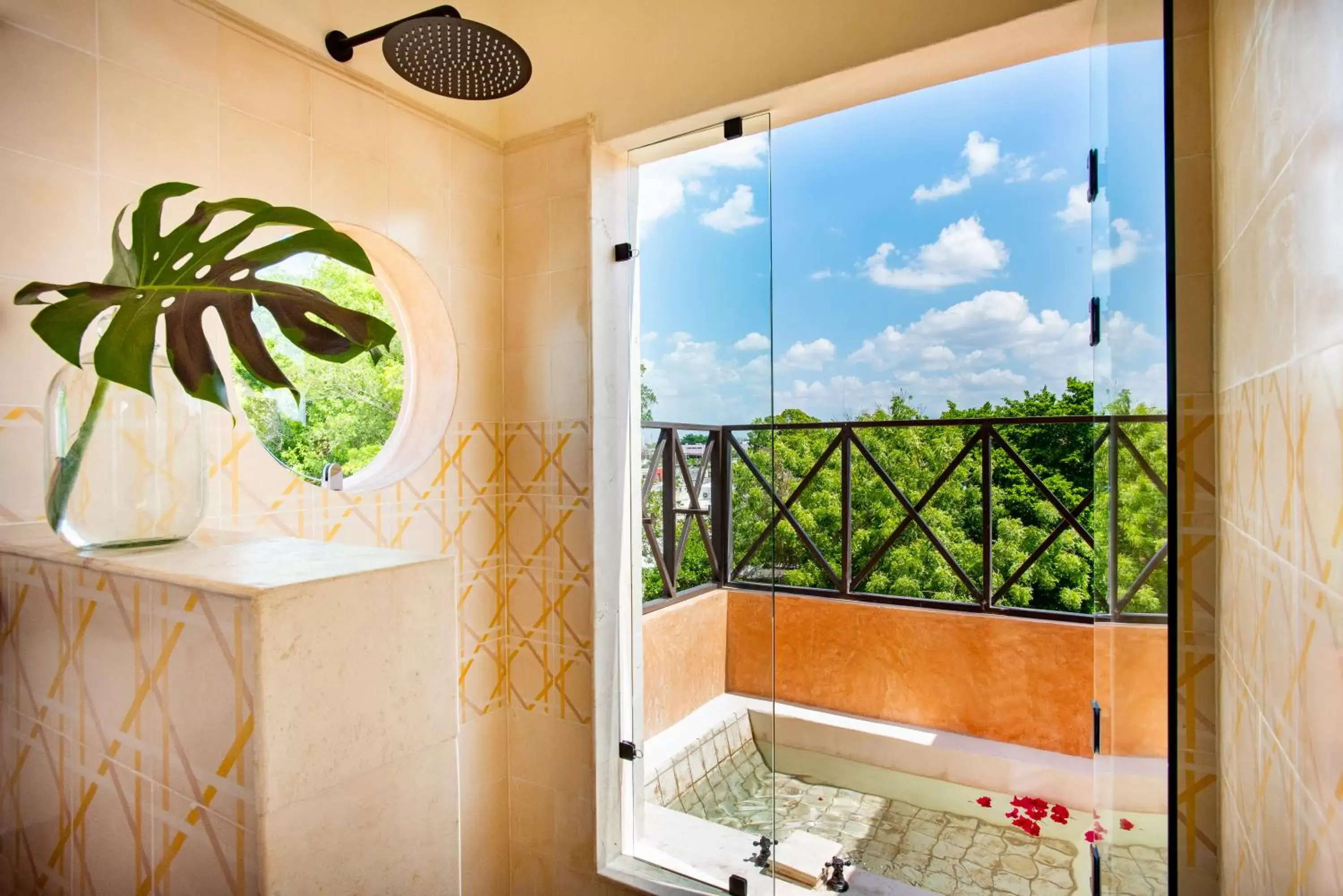 View (from property/room), Bathroom in CIGNO HOTEL BOUTIQUE- Adults Only